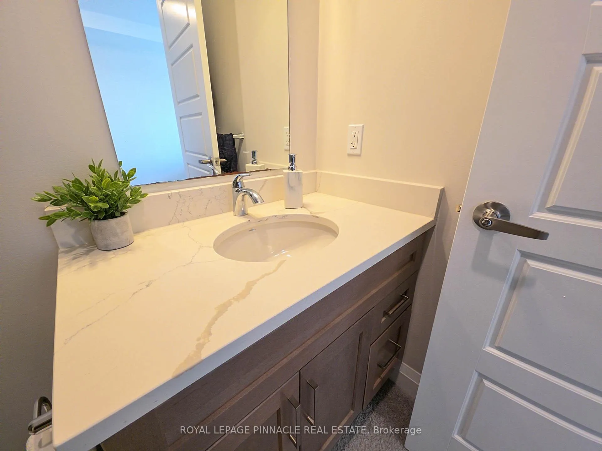 Photo 17 of Unit 101, 5 Wake Robin Drive, Kitchener, Larentian West — HOMEH