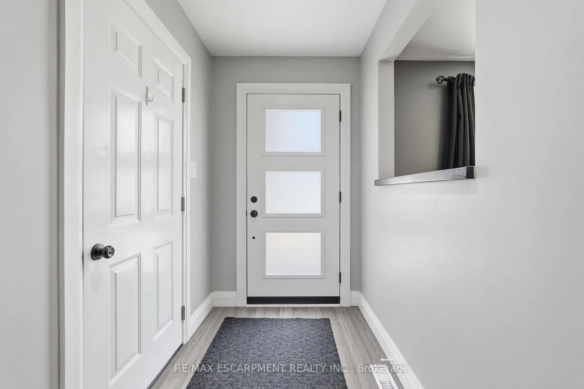 Photo 4 of 53 Glaceport Avenue, Hamilton, Waterdown — HOMEH
