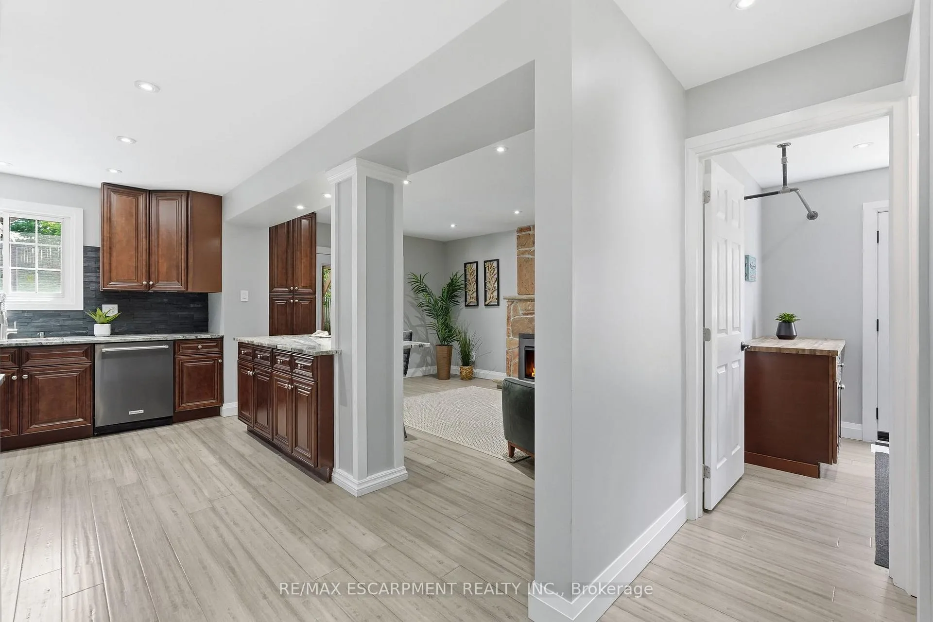 Photo 9 of 53 Glaceport Avenue, Hamilton, Waterdown — HOMEH