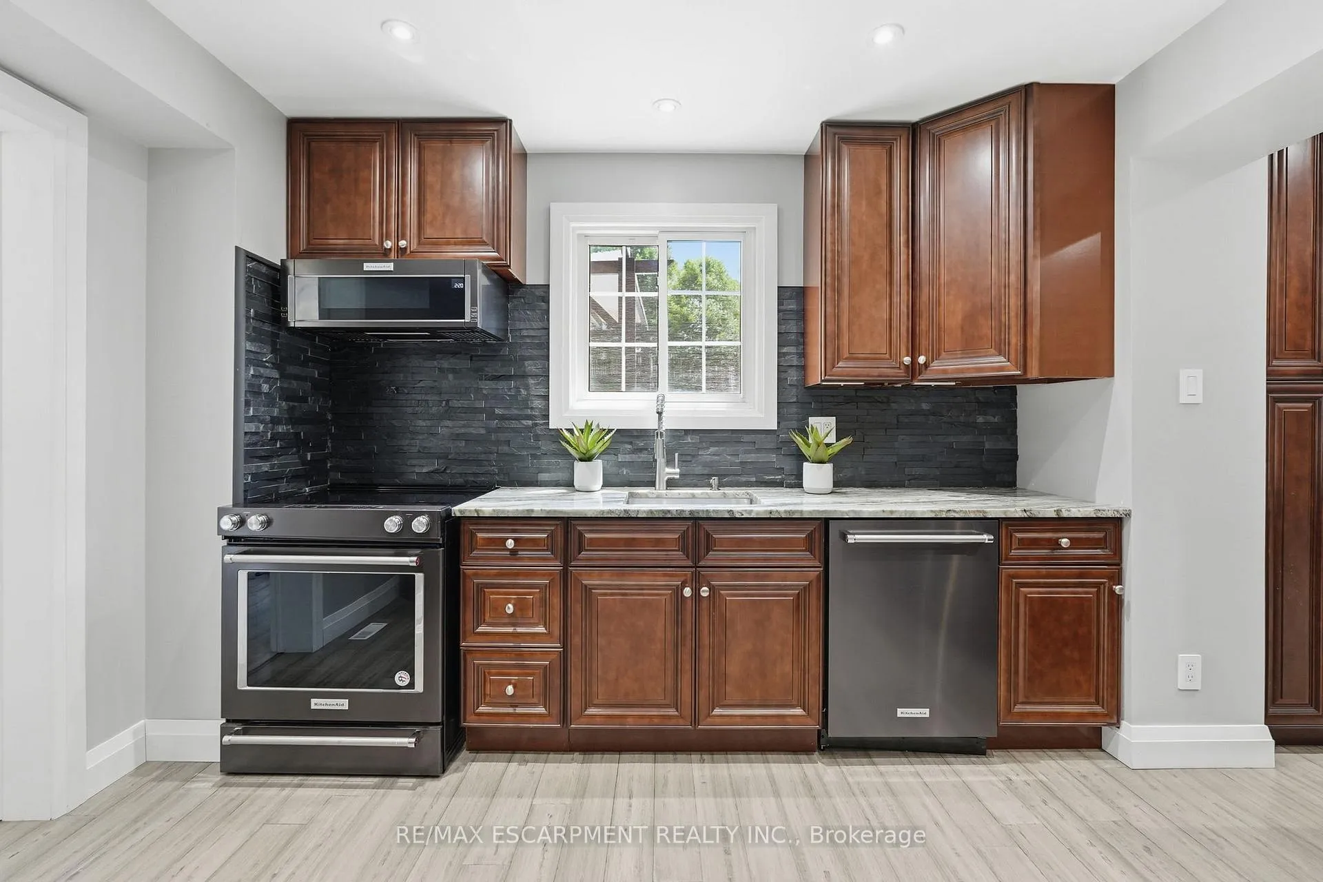 Photo 10 of 53 Glaceport Avenue, Hamilton, Waterdown — HOMEH
