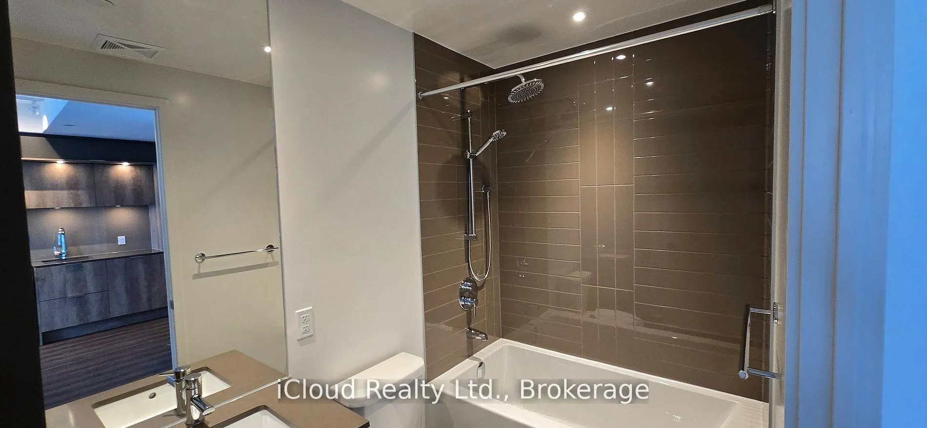 Photo 3 of Unit 4006, 448 Burnhamthorpe Road W, Mississauga, City Centre — HOMEH