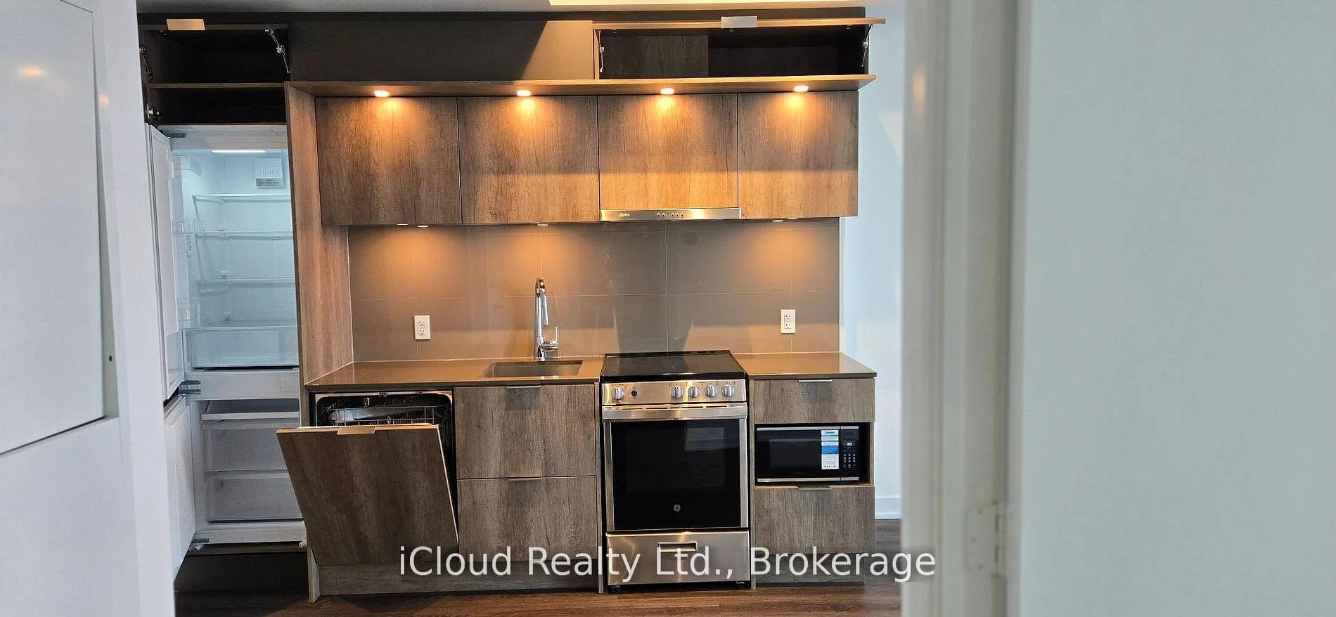 Photo 5 of Unit 4006, 448 Burnhamthorpe Road W, Mississauga, City Centre — HOMEH