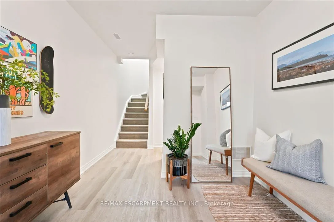 Photo 2 of 104 Dryden Lane, Hamilton, McQuesten — HOMEH