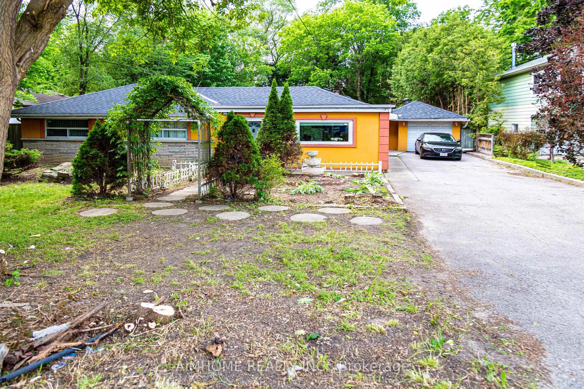 Front of 9890 Bayview Avenue