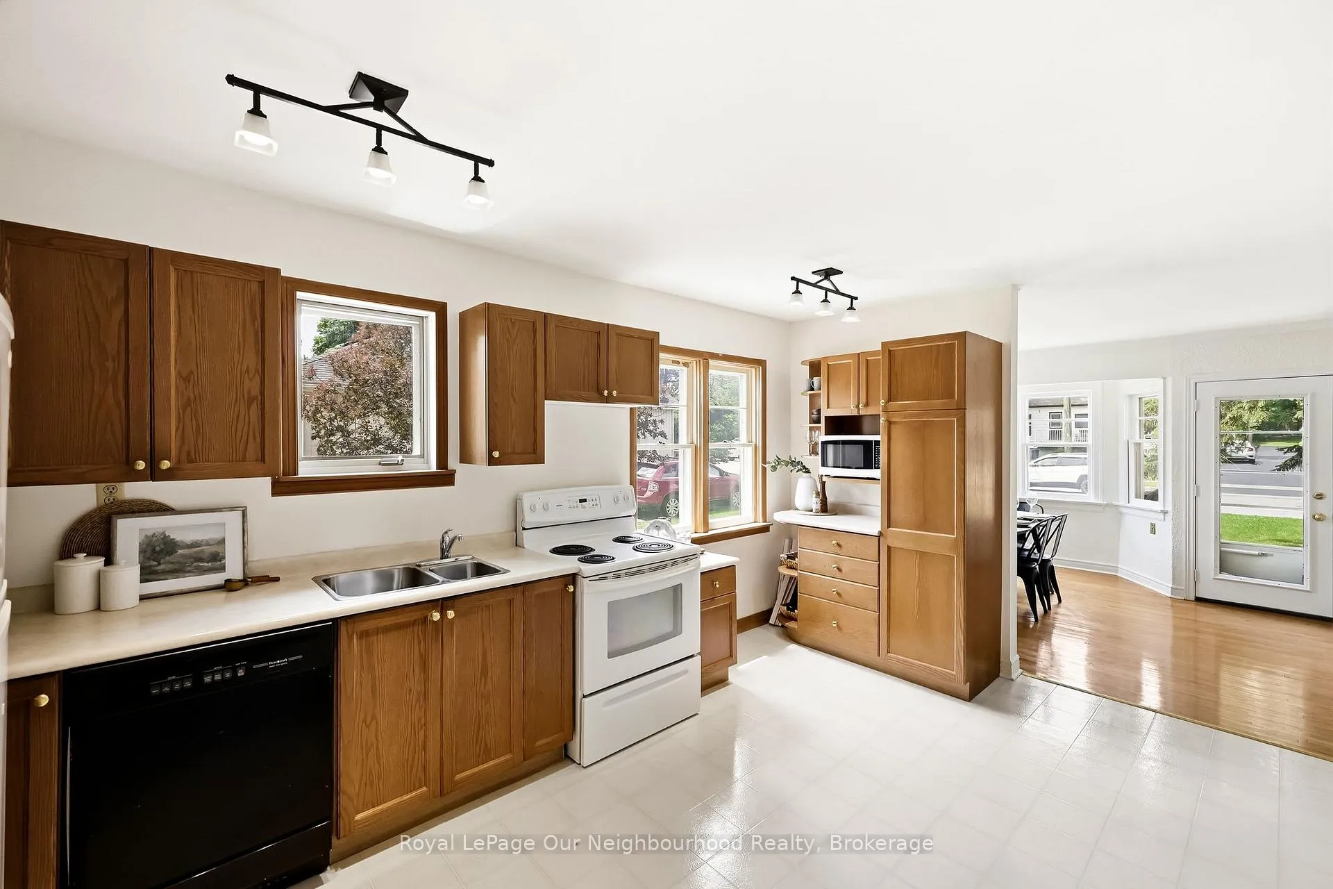 Photo 15 of 329 Perry Street, Whitby, Downtown Whitby — HOMEH