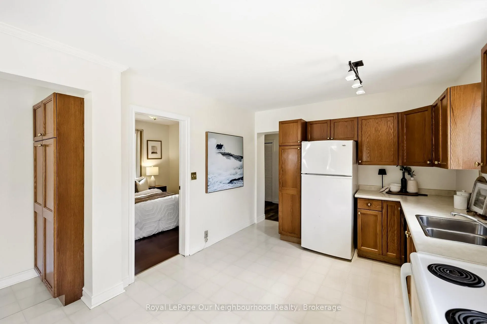 Photo 17 of 329 Perry Street, Whitby, Downtown Whitby — HOMEH