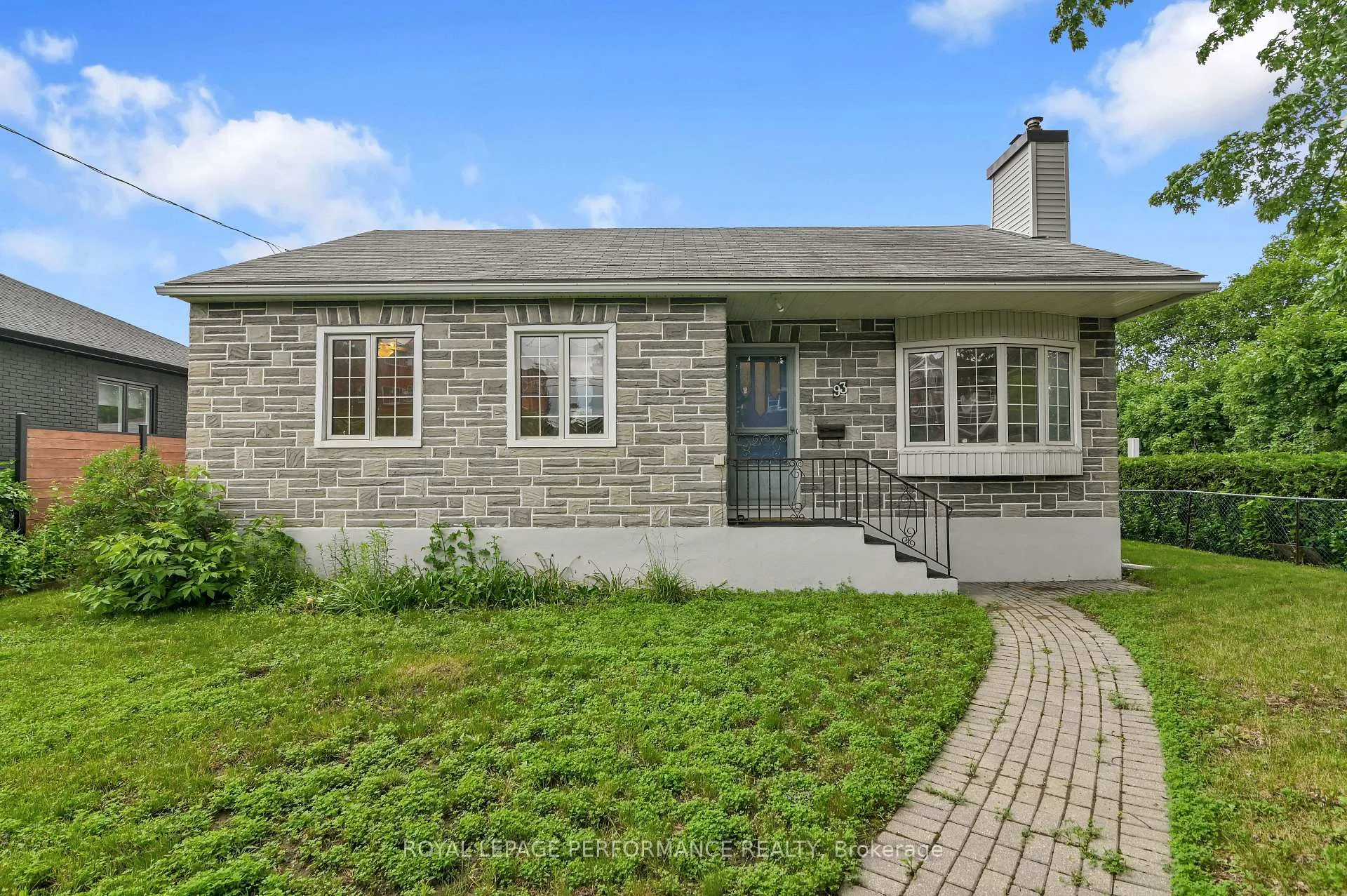 Front of 93 Presland Road W