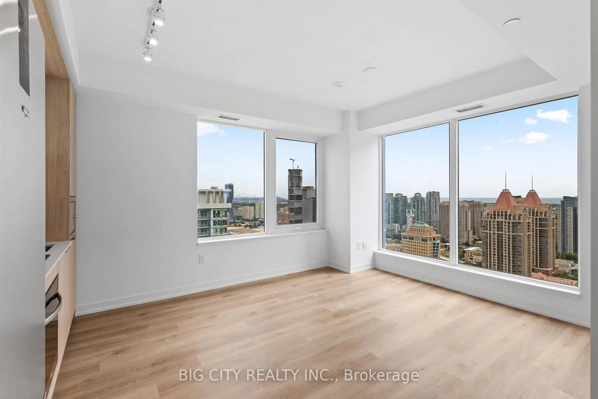 Photo 4 of Unit 3304, 395 Square One Drive, Mississauga, City Centre — HOMEH