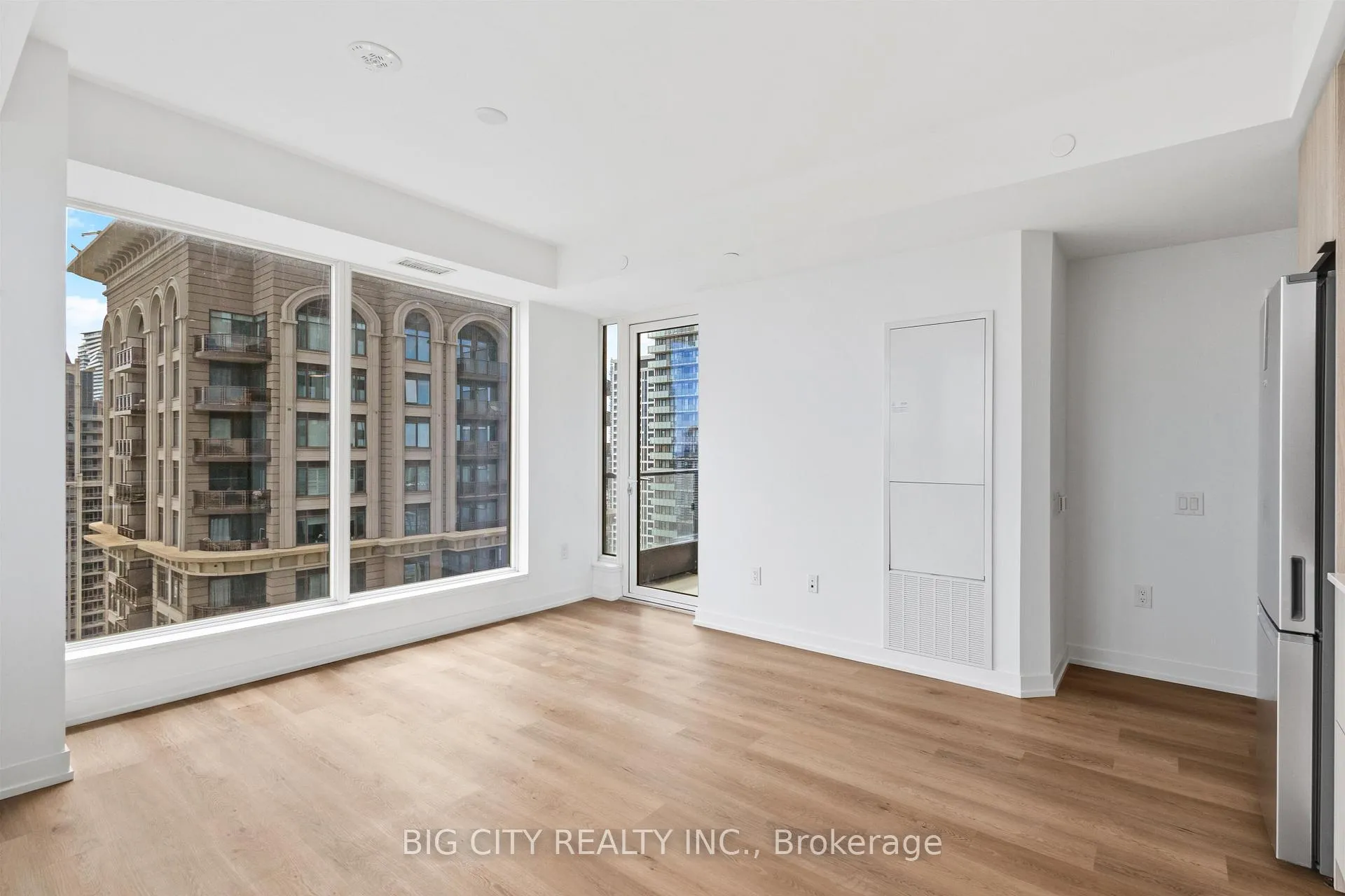 Photo 5 of Unit 3304, 395 Square One Drive, Mississauga, City Centre — HOMEH