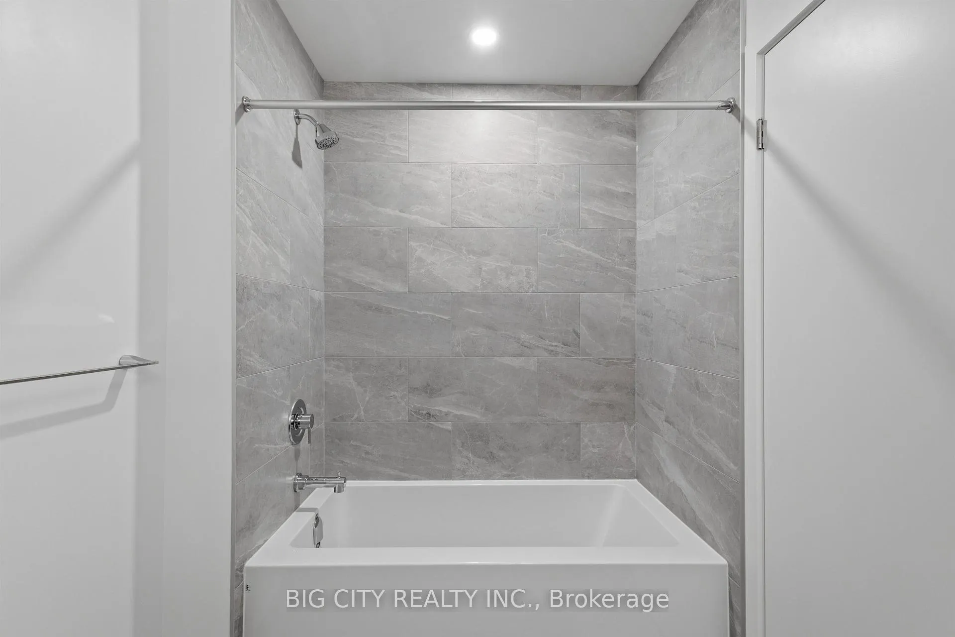 Photo 22 of Unit 3304, 395 Square One Drive, Mississauga, City Centre — HOMEH