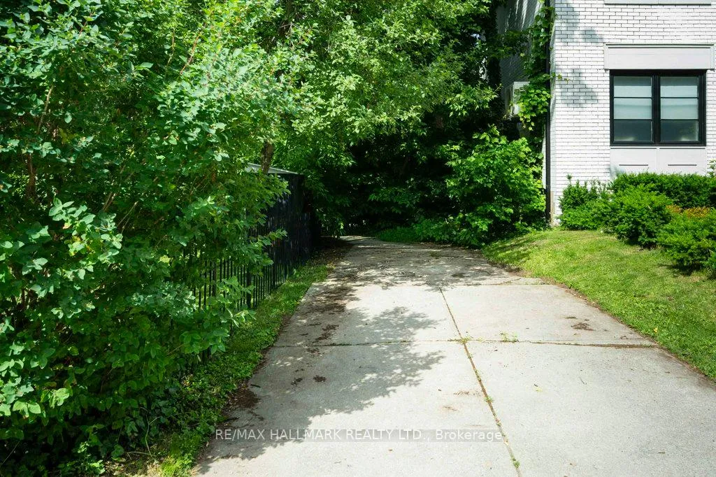 Photo 23 of 34 Gloucester Grove, Toronto, Humewood-Cedarvale — HOMEH