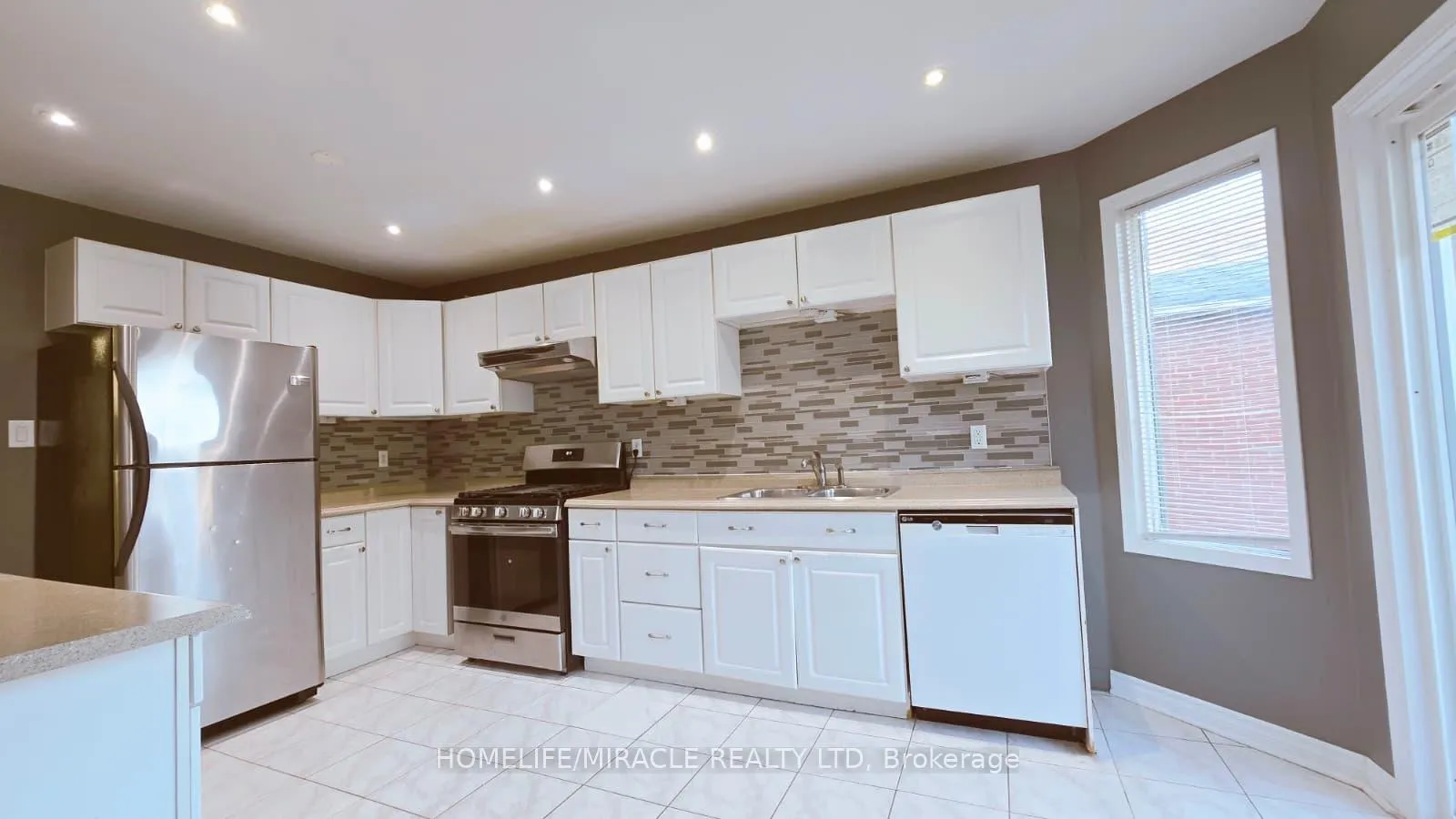 Photo 2 of 12 Gore Drive, Barrie, Ardagh — HOMEH