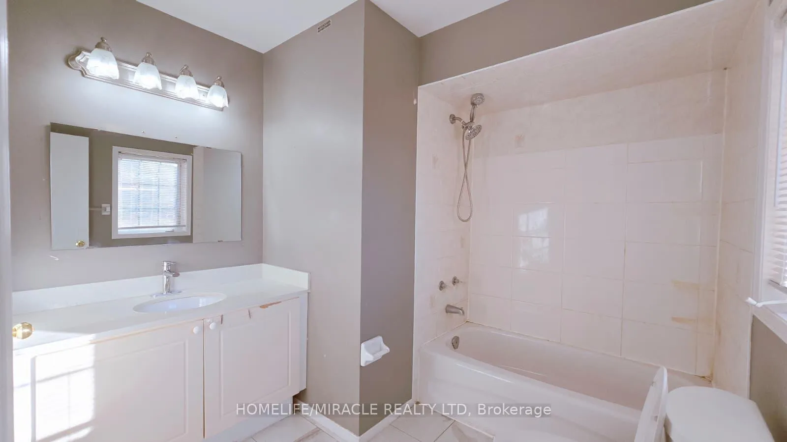 Photo 7 of 12 Gore Drive, Barrie, Ardagh — HOMEH