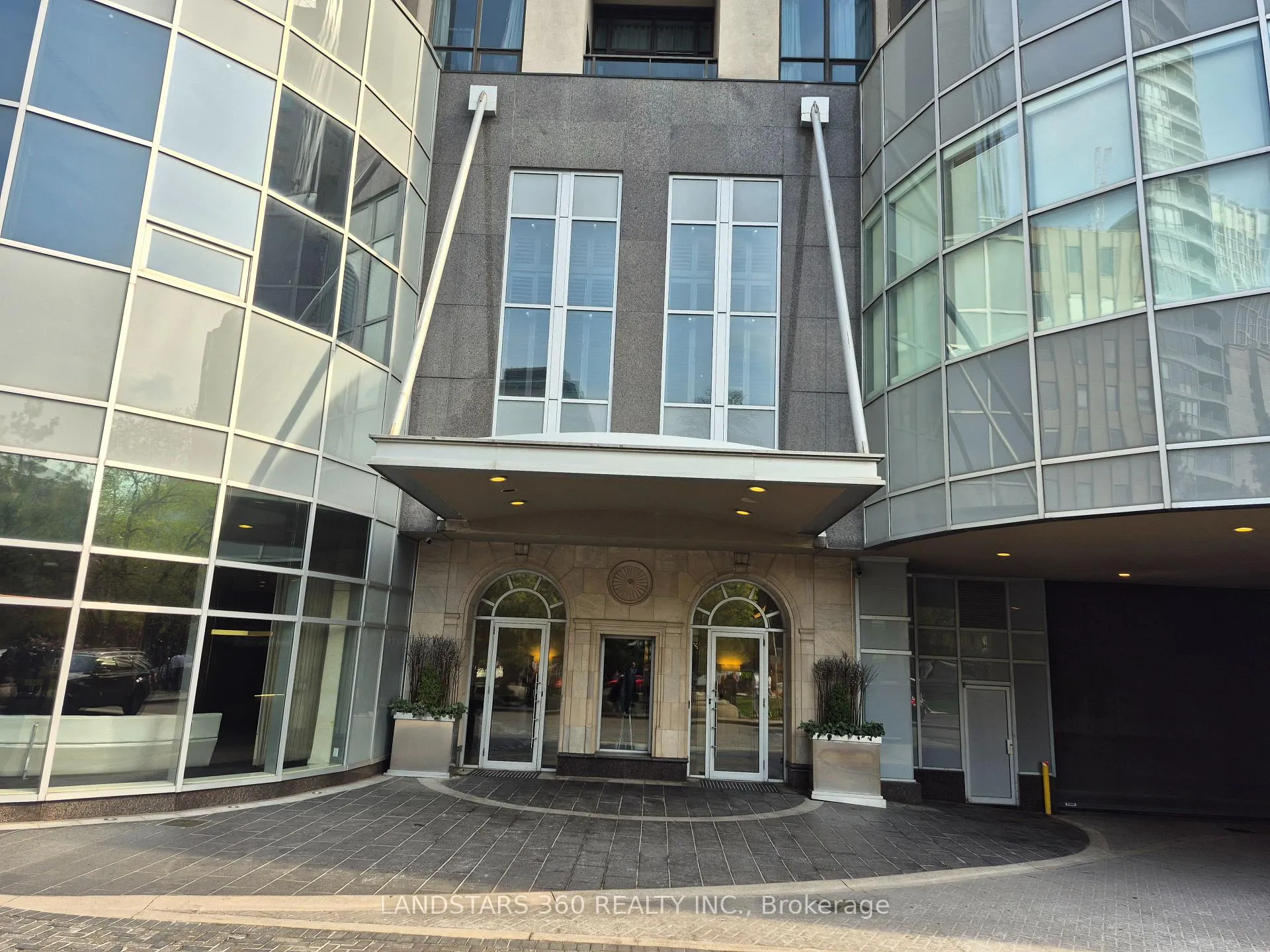 Photo 3 of Unit 401, 10 Bellair Street, Toronto, The Annex — HOMEH