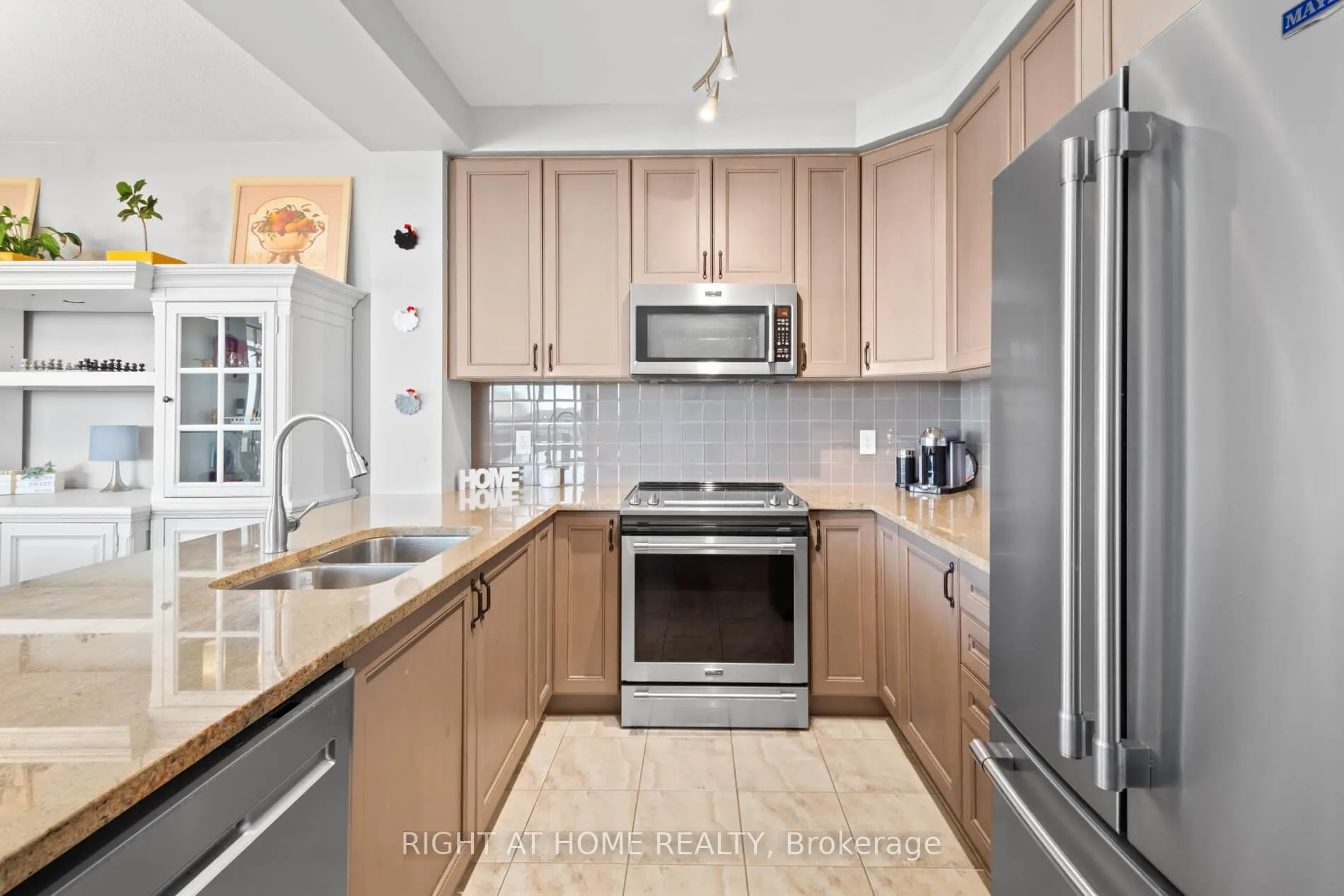 Photo 7 of Unit 1012, 9235 Jane Street, Vaughan, Maple — HOMEH