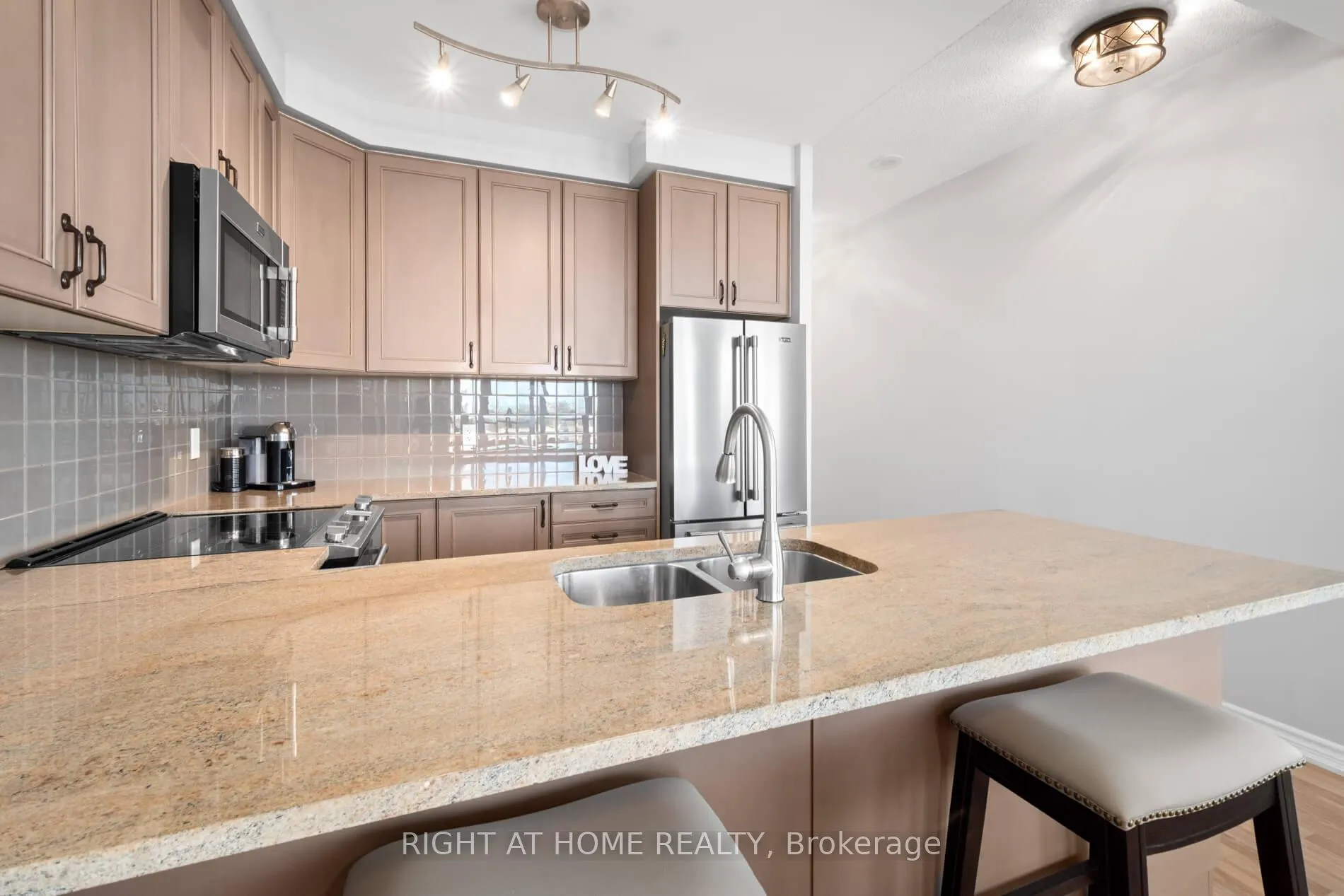 Photo 9 of Unit 1012, 9235 Jane Street, Vaughan, Maple — HOMEH