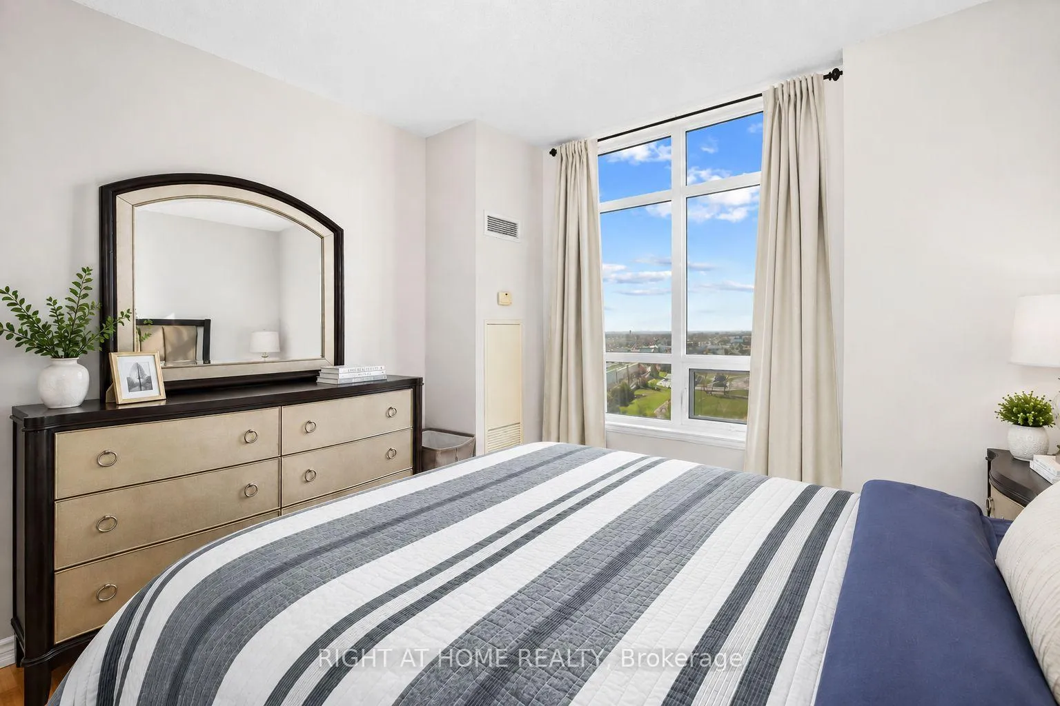 Photo 20 of Unit 1012, 9235 Jane Street, Vaughan, Maple — HOMEH