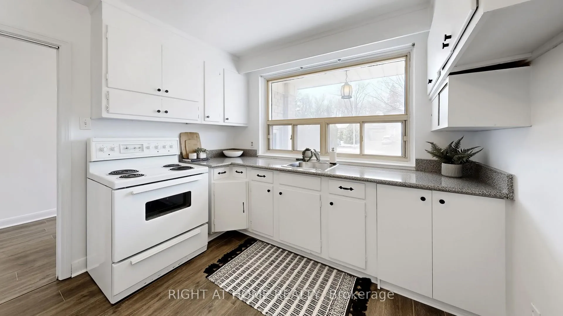 Photo 16 of 33 Sanderling Place, North York, Banbury-Don Mills — HOMEH
