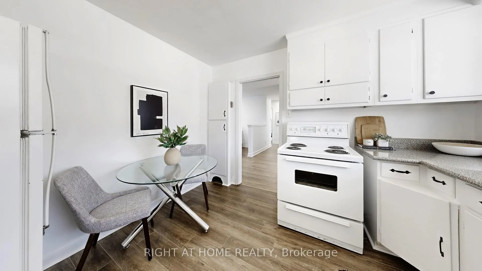 Photo 17 of 33 Sanderling Place, North York, Banbury-Don Mills — HOMEH