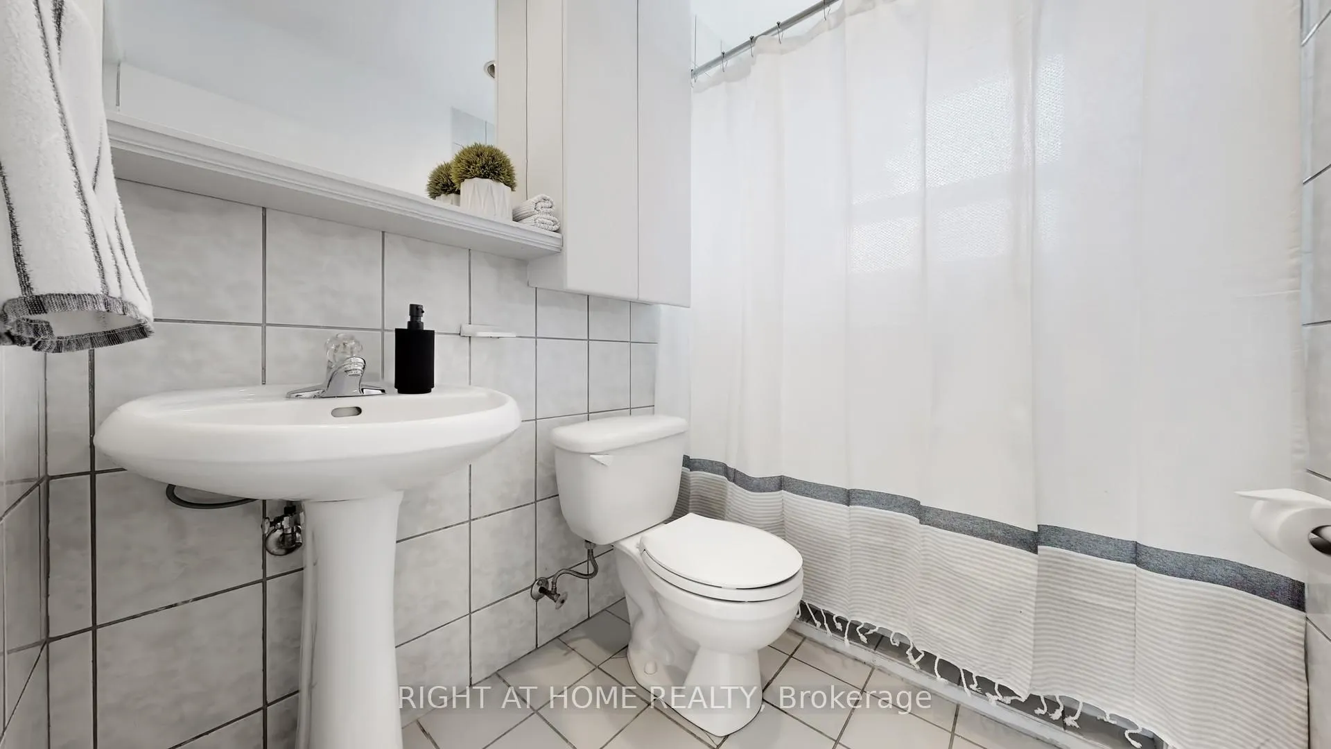 Photo 25 of 33 Sanderling Place, North York, Banbury-Don Mills — HOMEH