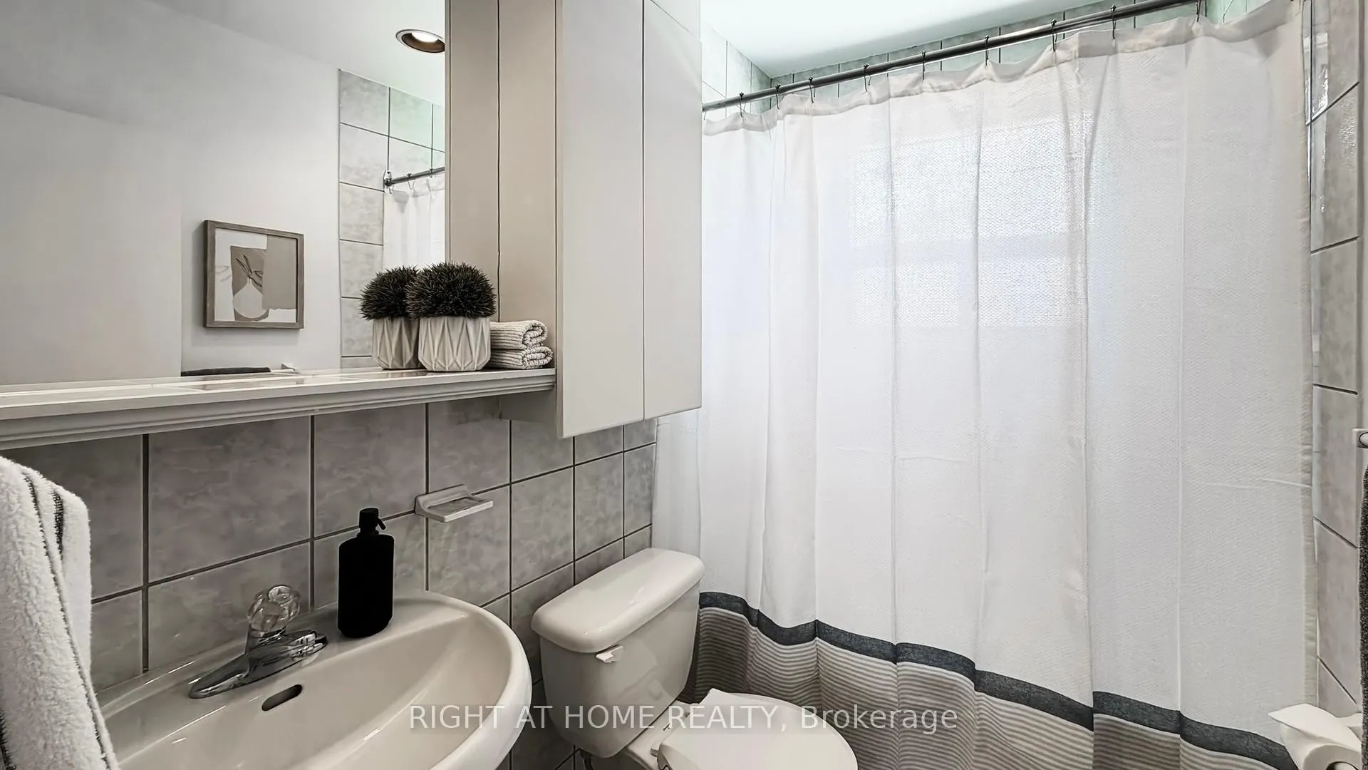 Photo 26 of 33 Sanderling Place, North York, Banbury-Don Mills — HOMEH