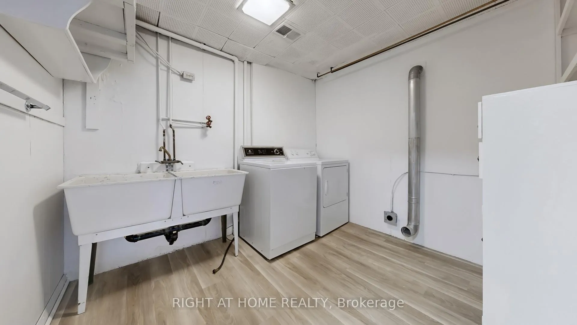 Photo 41 of 33 Sanderling Place, North York, Banbury-Don Mills — HOMEH