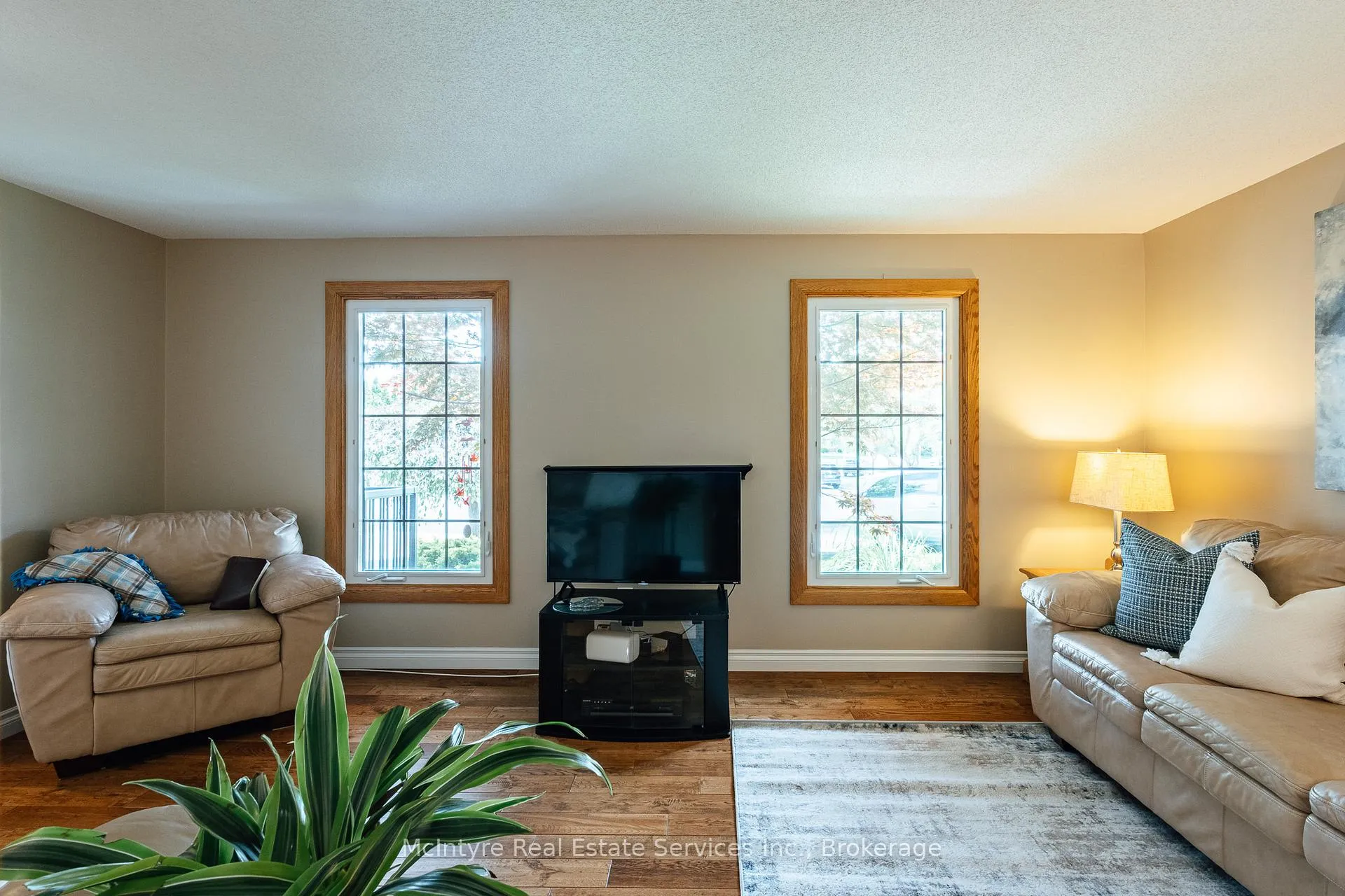 Photo 10 of 28 McGibbon Court, Kitchener — HOMEH
