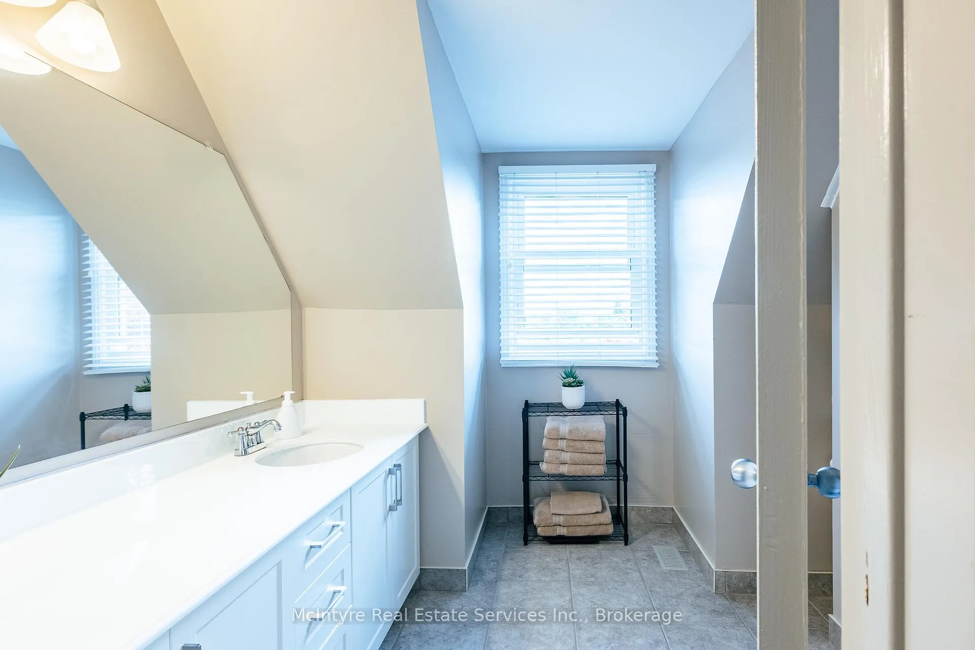 Photo 20 of 28 McGibbon Court, Kitchener — HOMEH