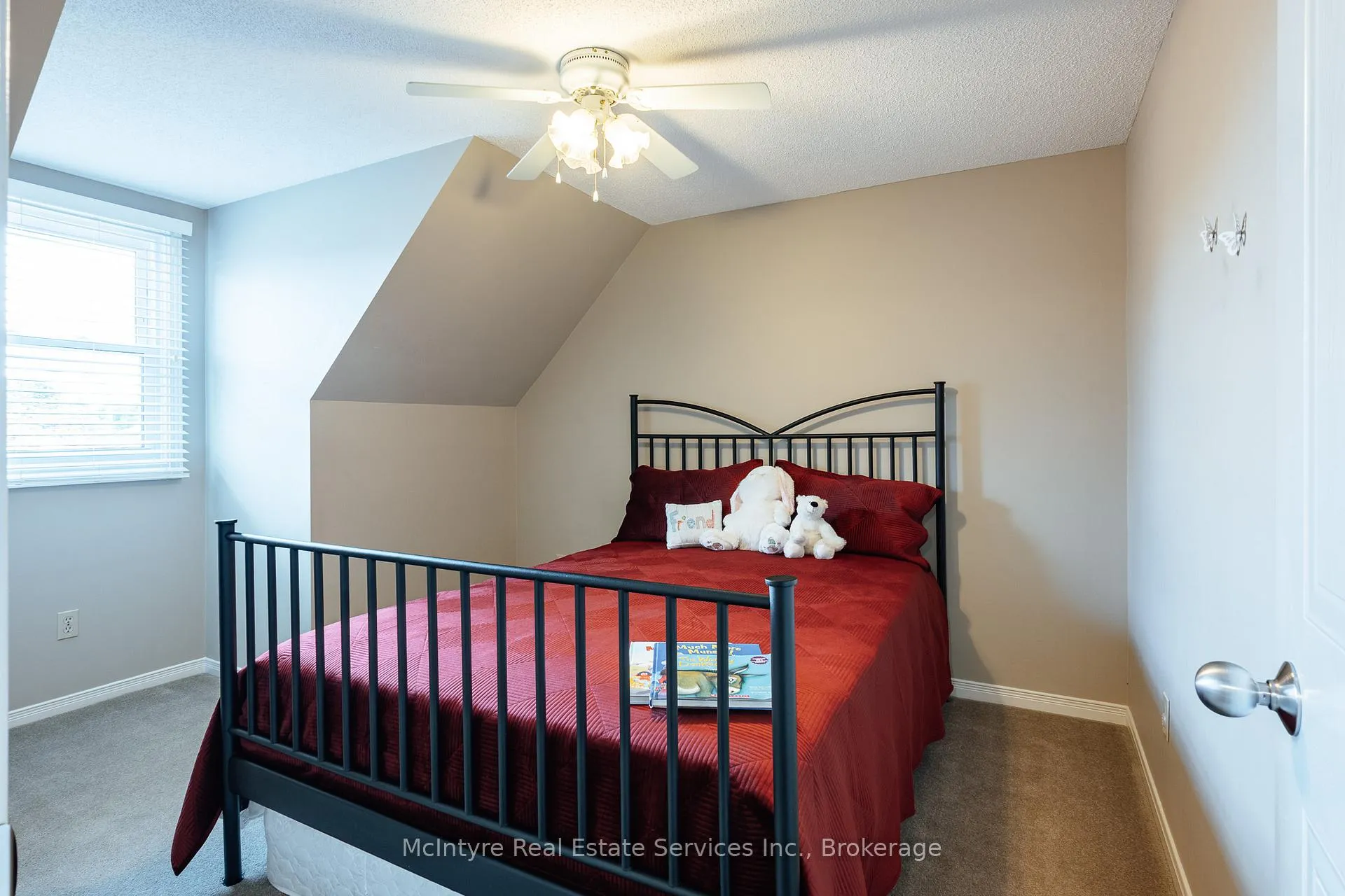 Photo 24 of 28 McGibbon Court, Kitchener — HOMEH