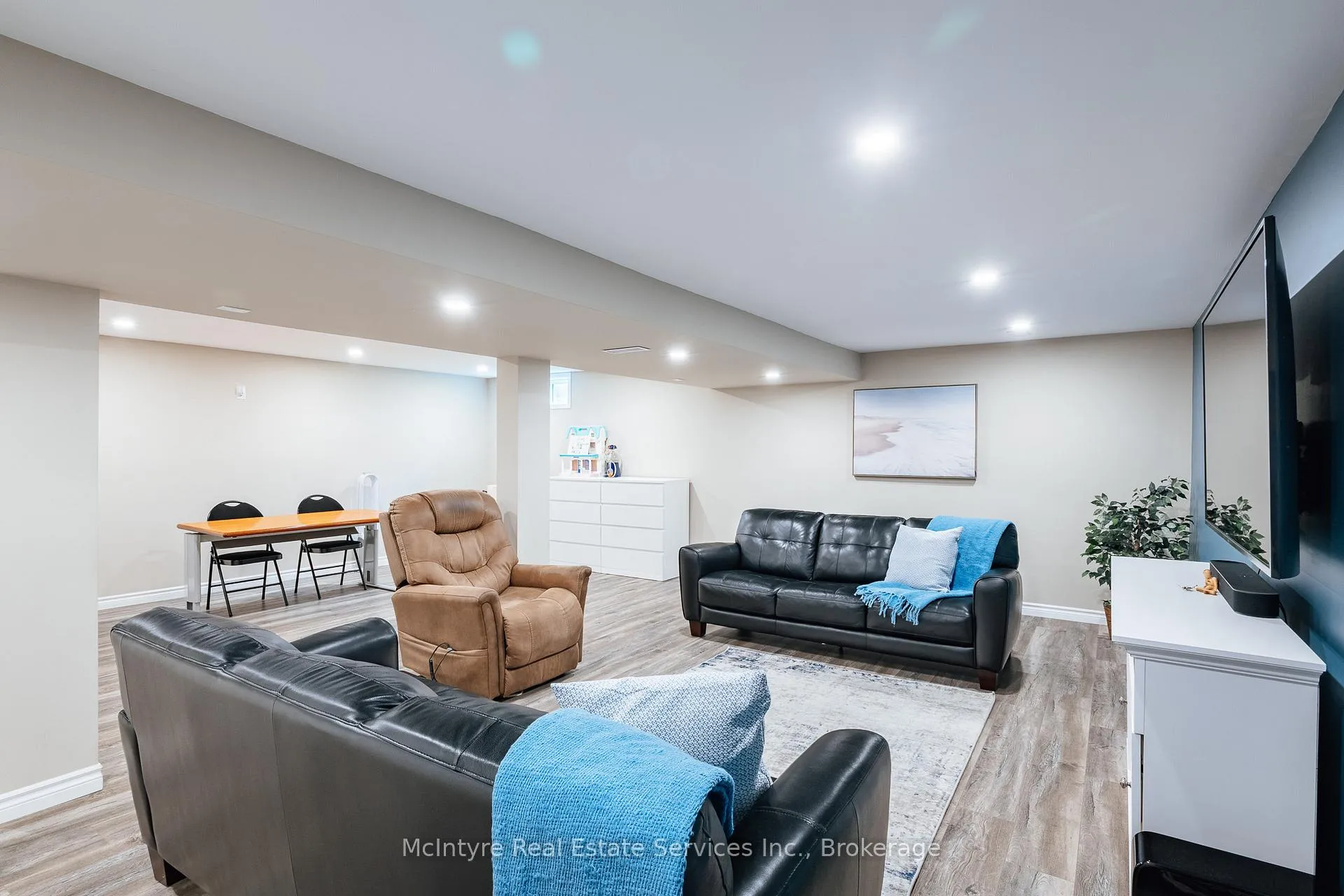 Photo 35 of 28 McGibbon Court, Kitchener — HOMEH