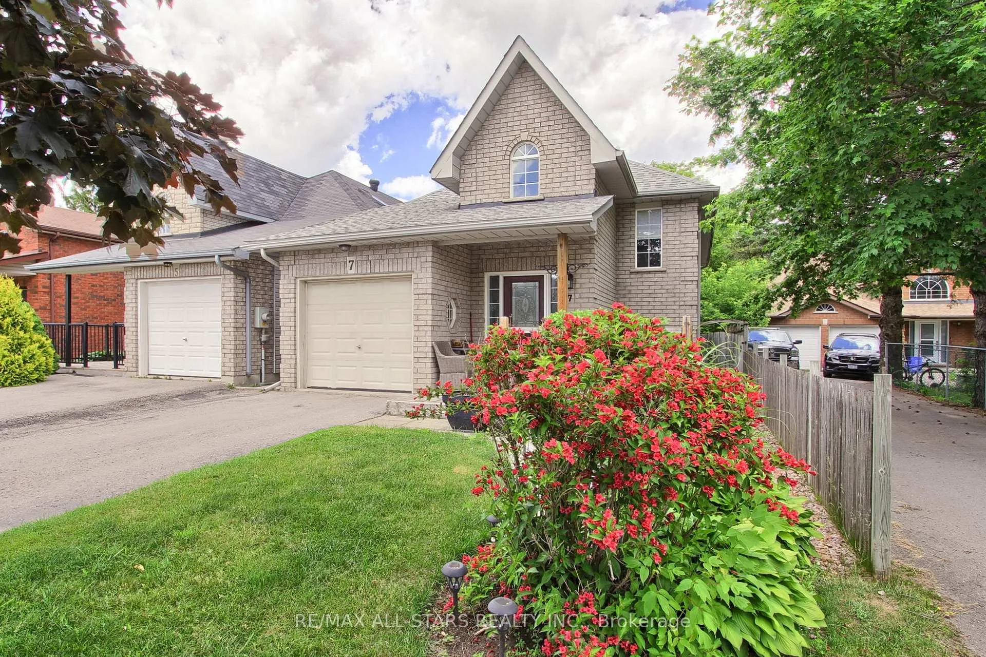 Photo 2 of 7 John Harvey Street, Uxbridge — HOMEH