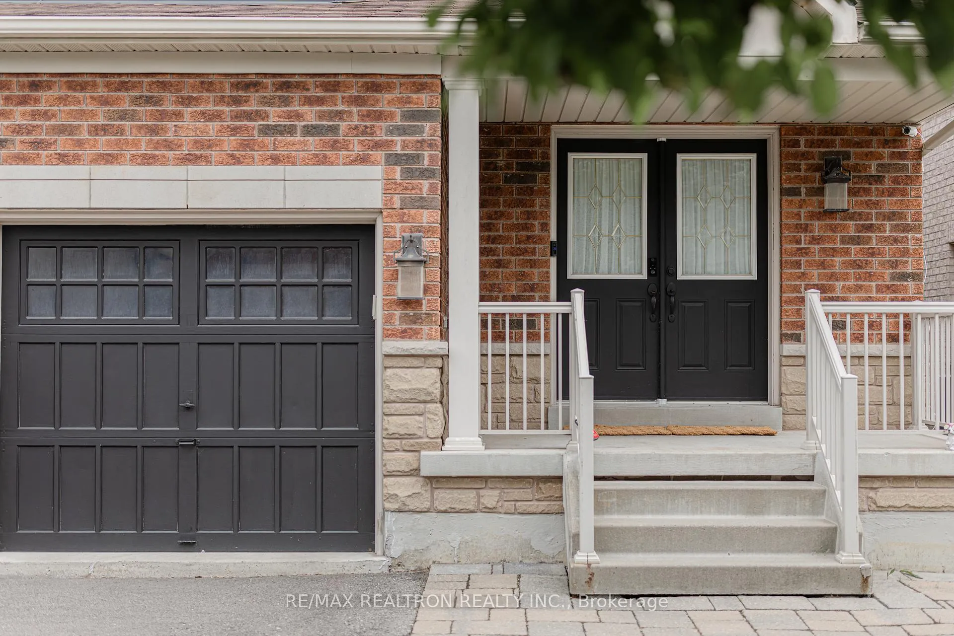 Photo 4 of 143 Shelbourne Drive, Vaughan, Vellore Village — HOMEH