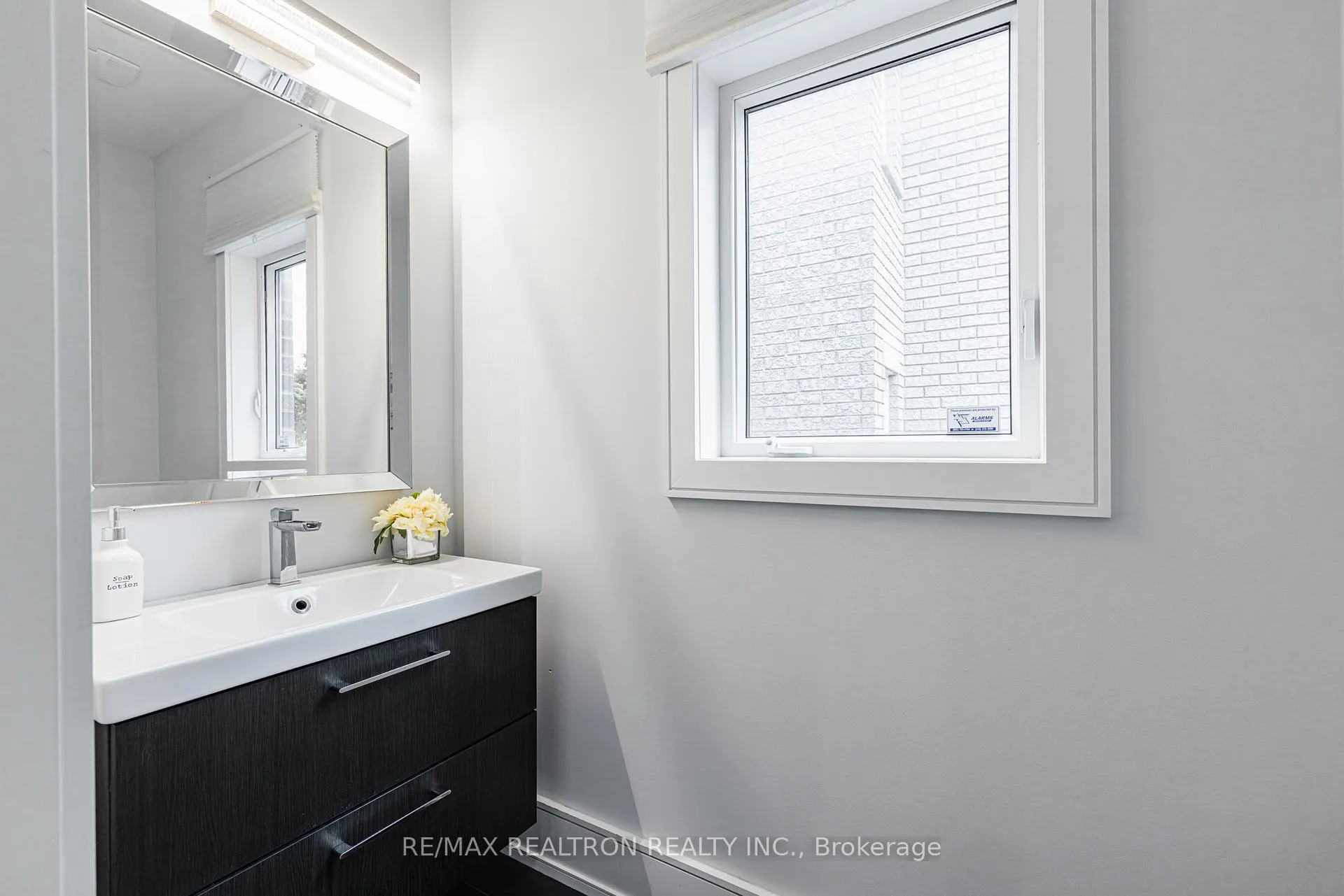 Photo 11 of 143 Shelbourne Drive, Vaughan, Vellore Village — HOMEH
