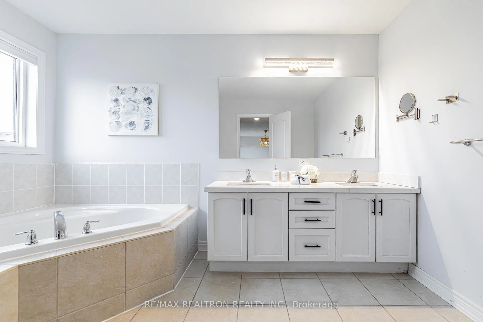 Photo 24 of 143 Shelbourne Drive, Vaughan, Vellore Village — HOMEH