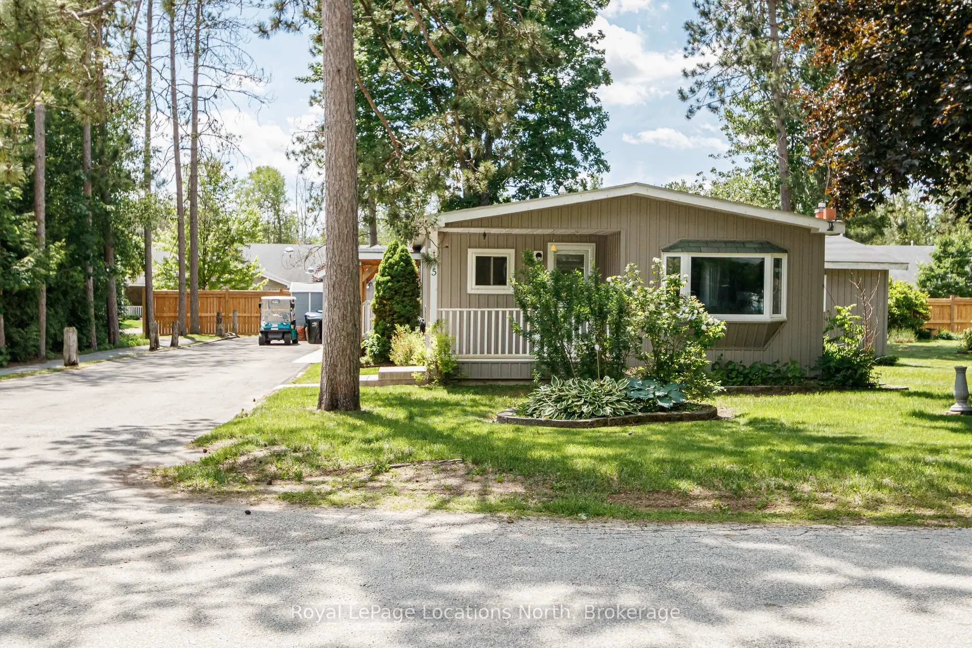 Photo 3 of 5 Golf Avenue E, Wasaga Beach — HOMEH