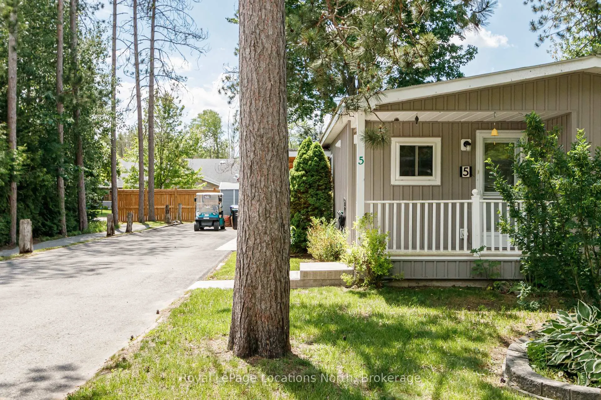 Photo 4 of 5 Golf Avenue E, Wasaga Beach — HOMEH