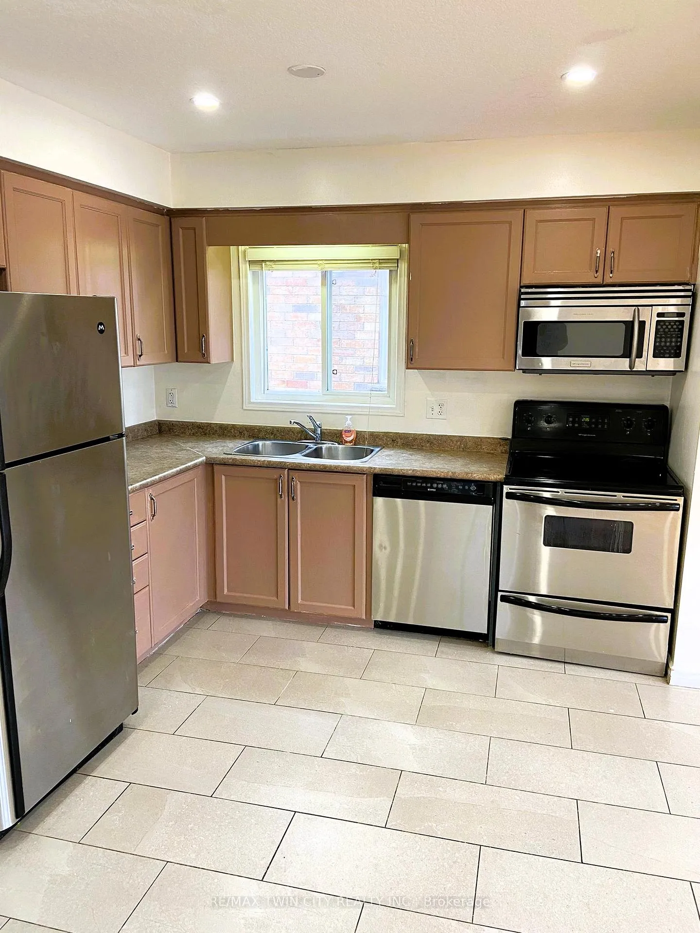 Photo 4 of Unit UPPER, 490 Activa Avenue, Kitchener, Larentian West — HOMEH