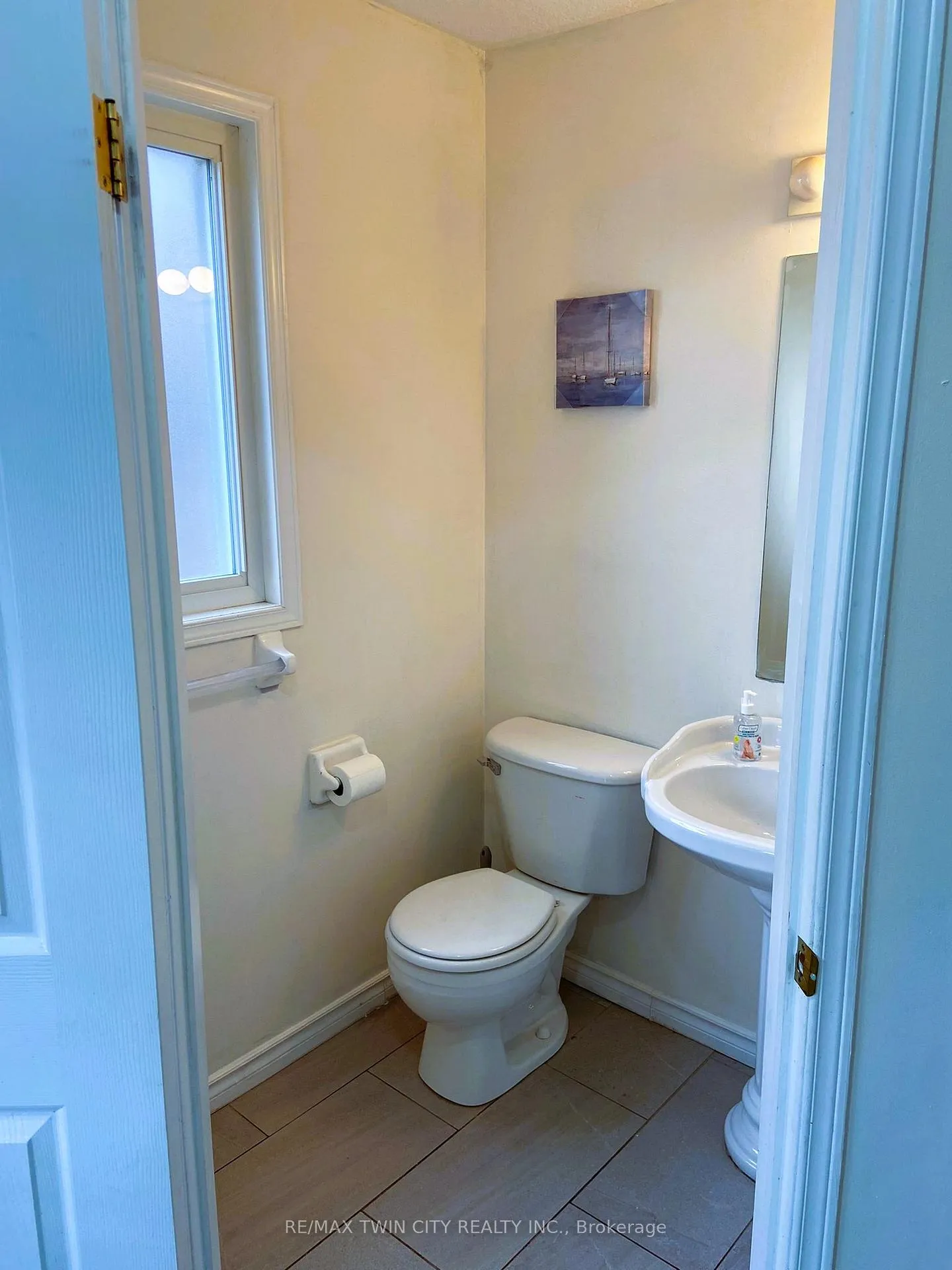 Photo 8 of Unit UPPER, 490 Activa Avenue, Kitchener, Larentian West — HOMEH