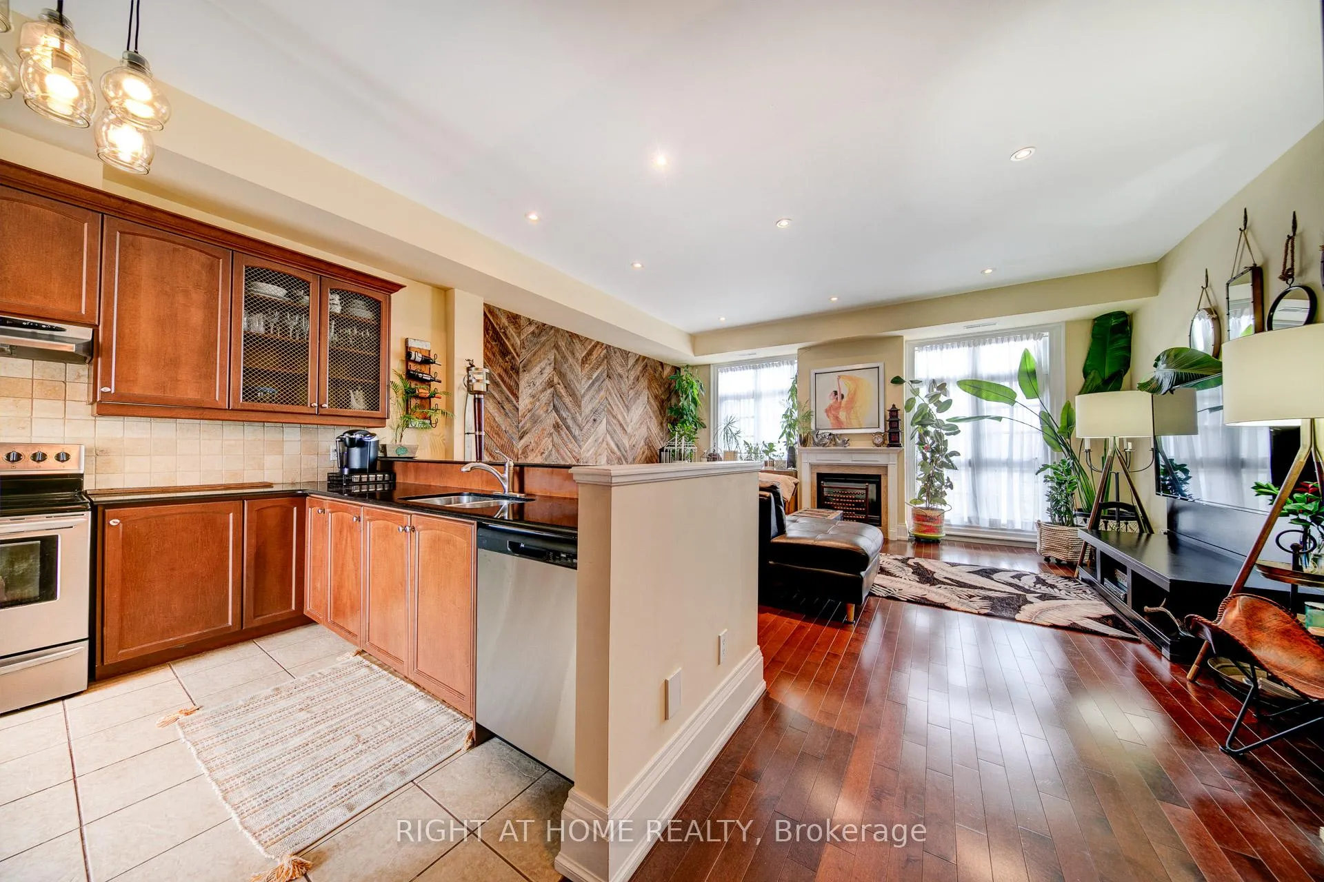 Photo 13 of Unit 10, 120 Bronte Road, Oakville, Bronte — HOMEH
