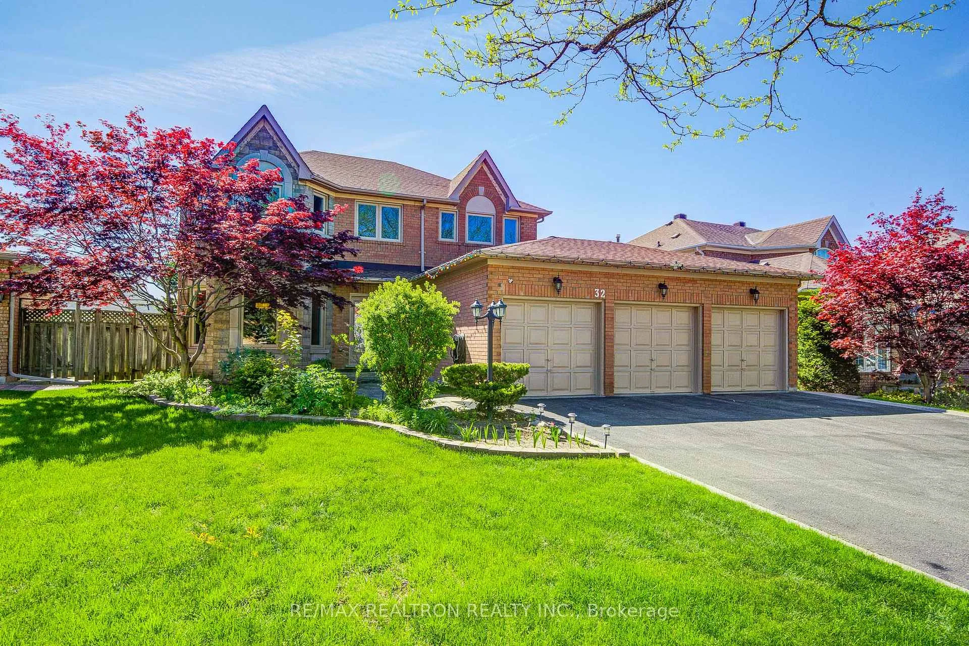 Photo 2 of 32 Dumfries Drive, Markham, Cachet — HOMEH