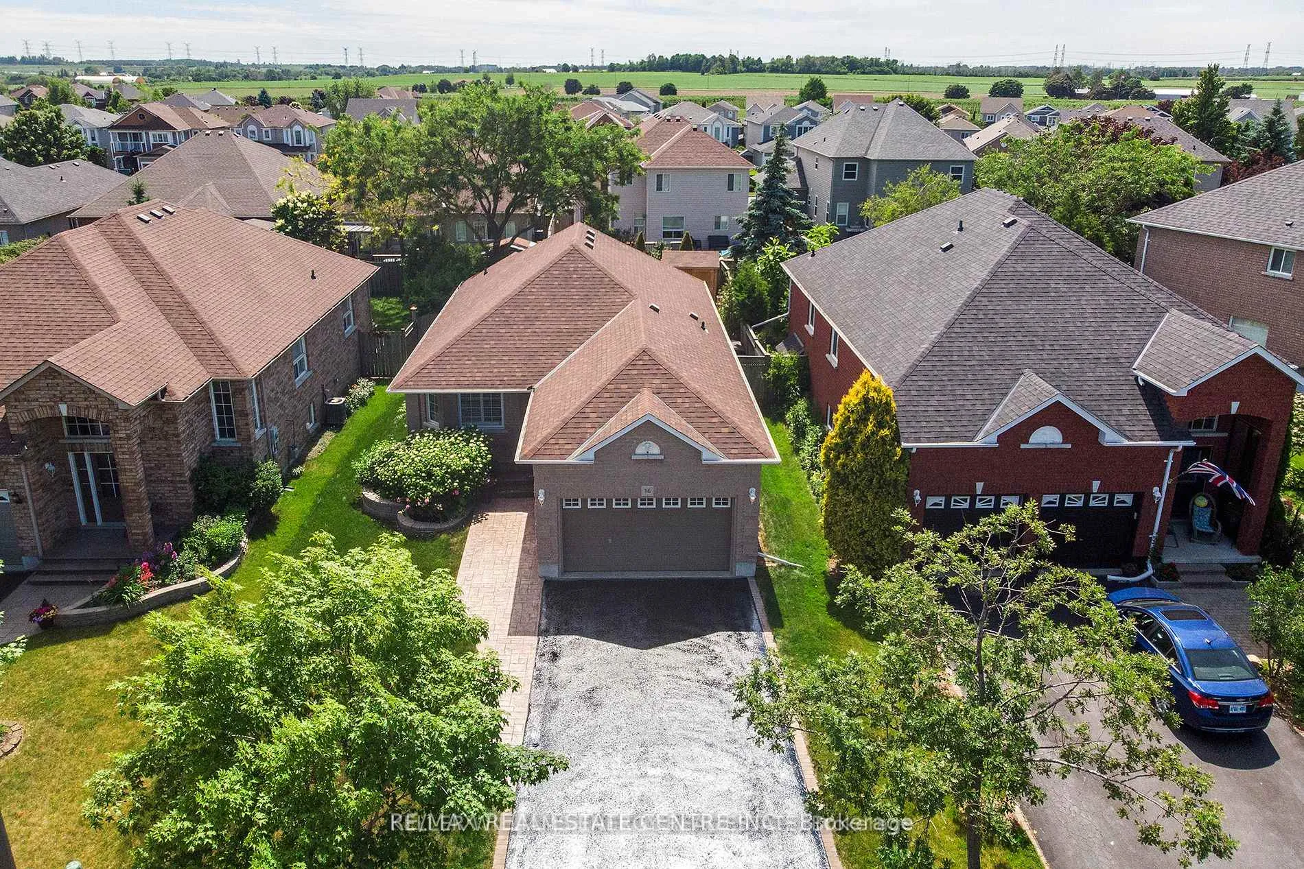 Photo 3 of 36 Padfield Drive, Clarington, Bowmanville — HOMEH