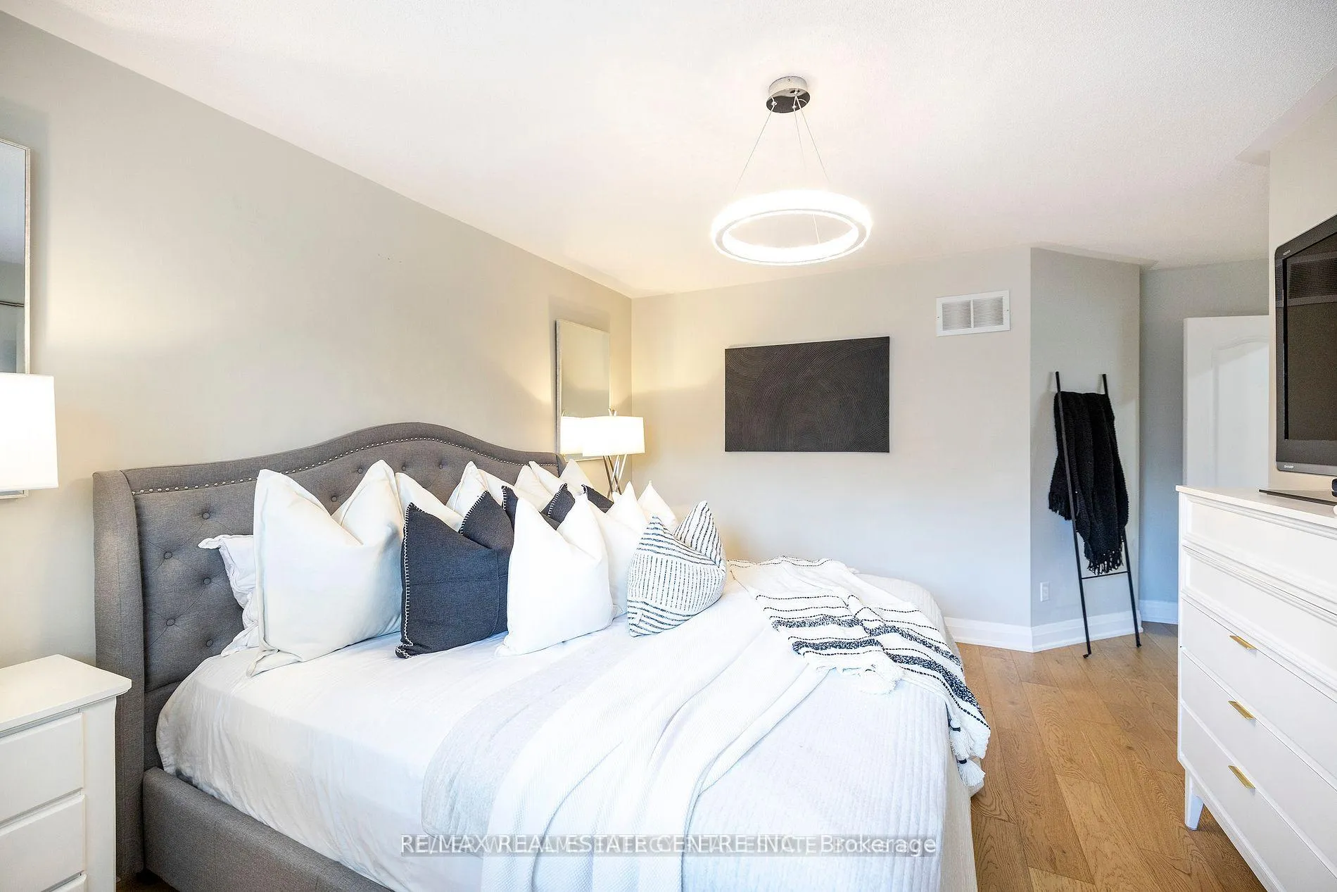 Photo 13 of 36 Padfield Drive, Clarington, Bowmanville — HOMEH