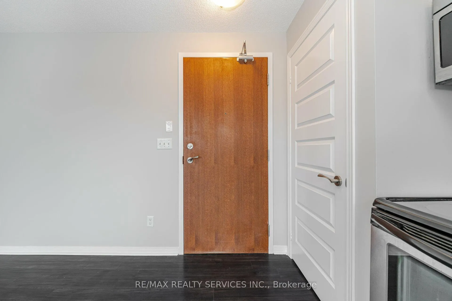 Photo 7 of Unit 211, 215 Queen Street E, Brampton, Queen Street Corridor — HOMEH