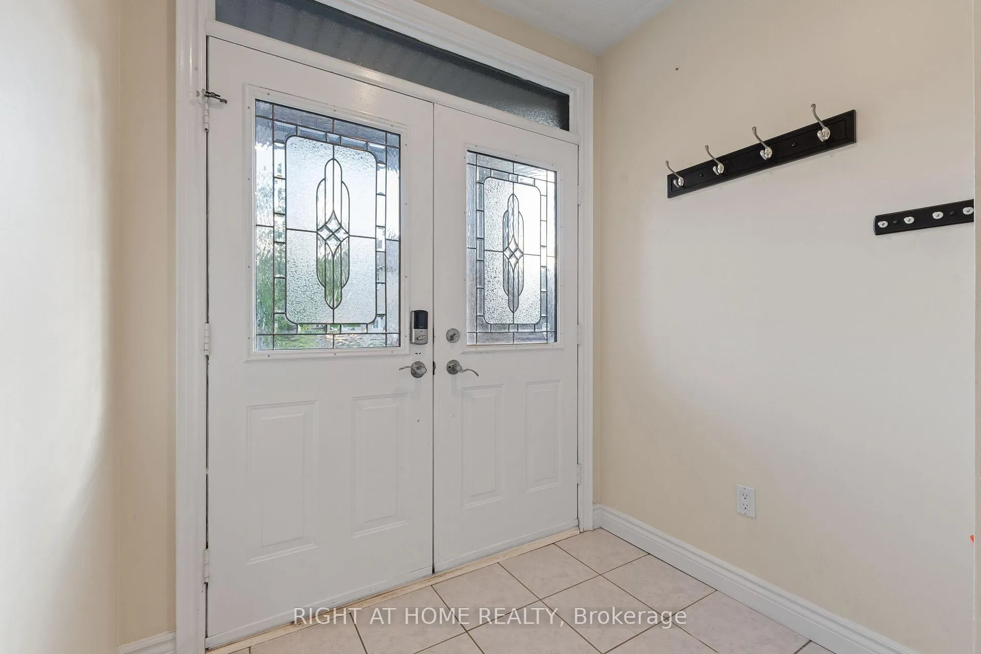 Photo 3 of 1811 Creek Way, Burlington, Uptown — HOMEH