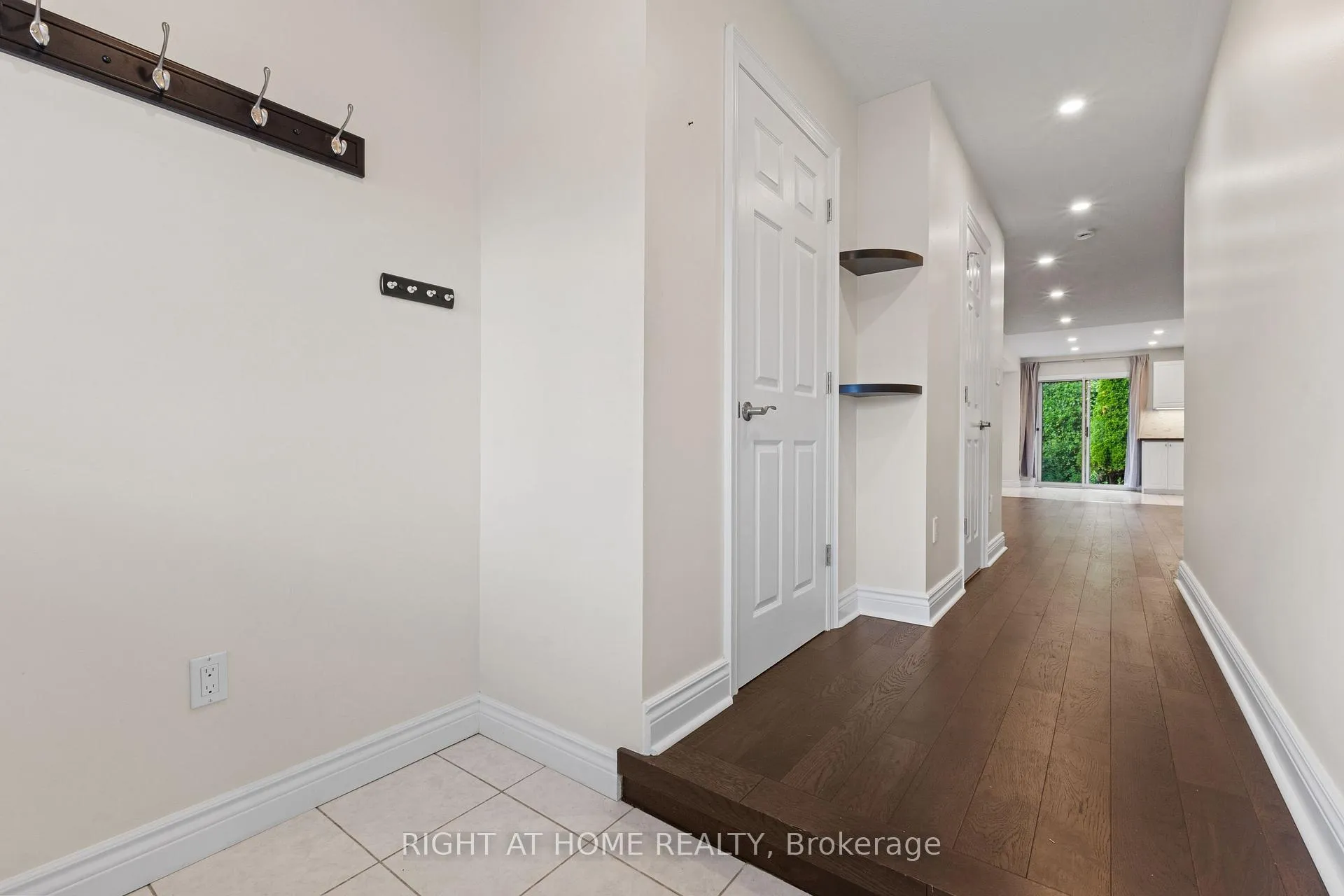 Photo 4 of 1811 Creek Way, Burlington, Uptown — HOMEH