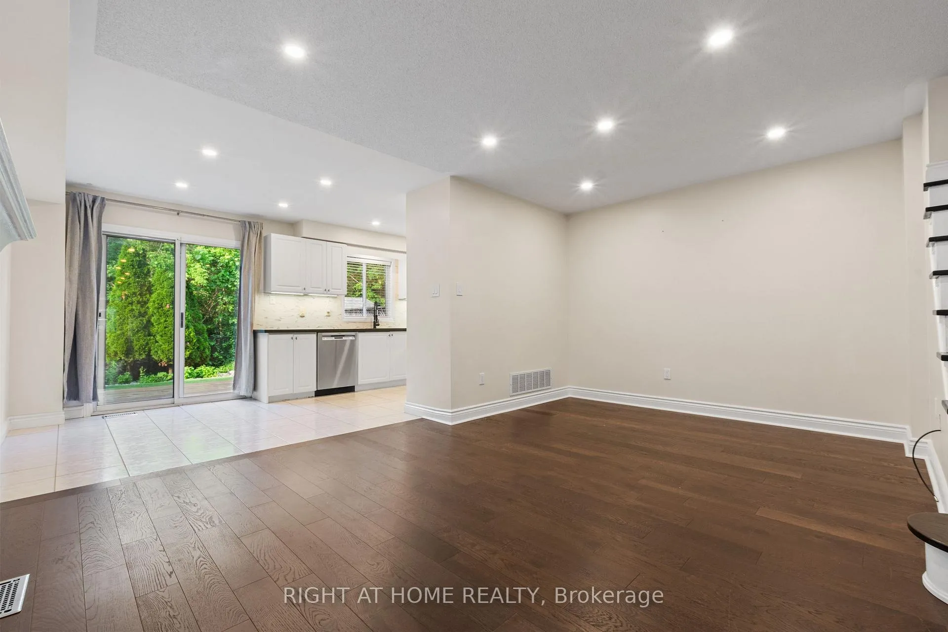 Photo 6 of 1811 Creek Way, Burlington, Uptown — HOMEH