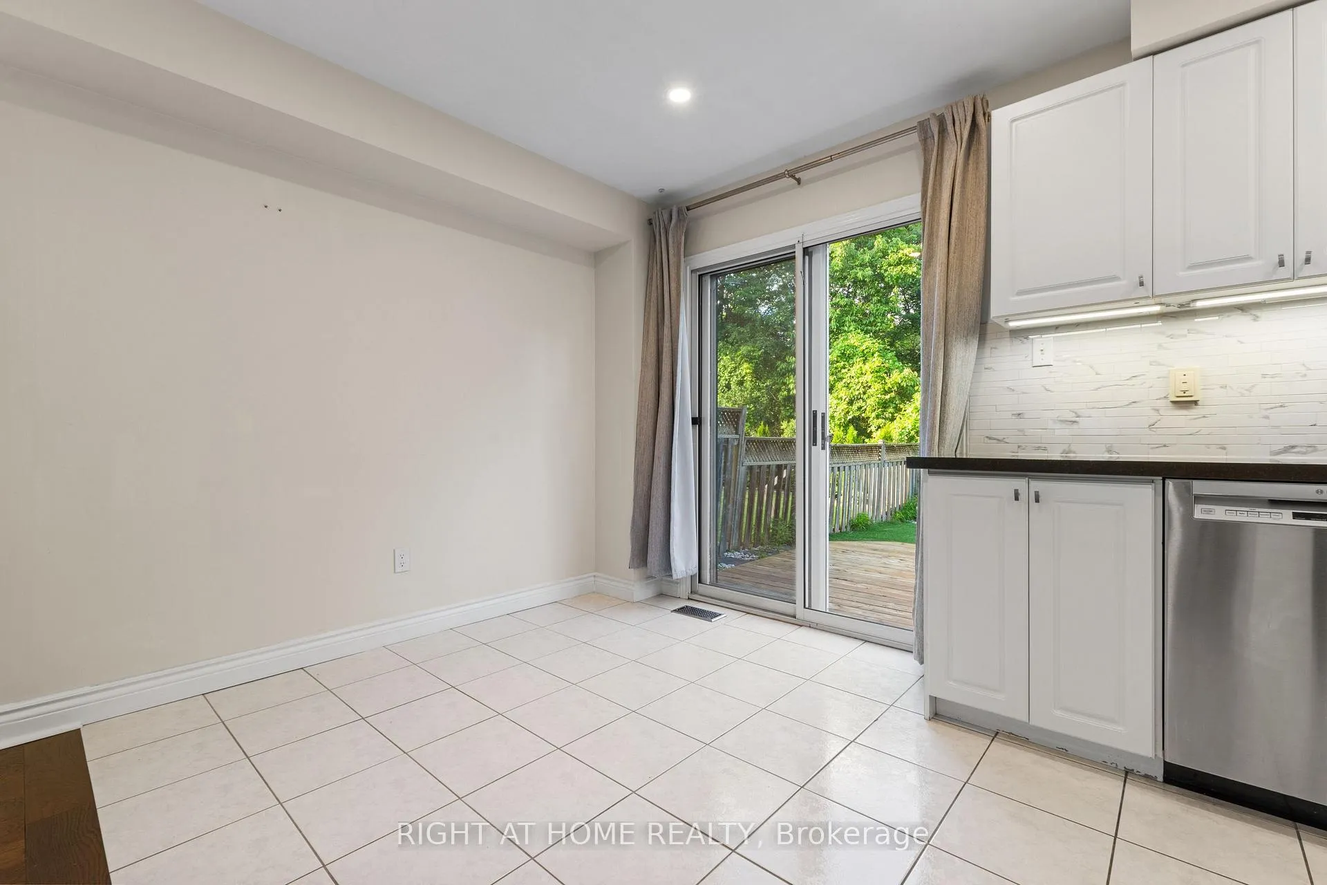 Photo 10 of 1811 Creek Way, Burlington, Uptown — HOMEH