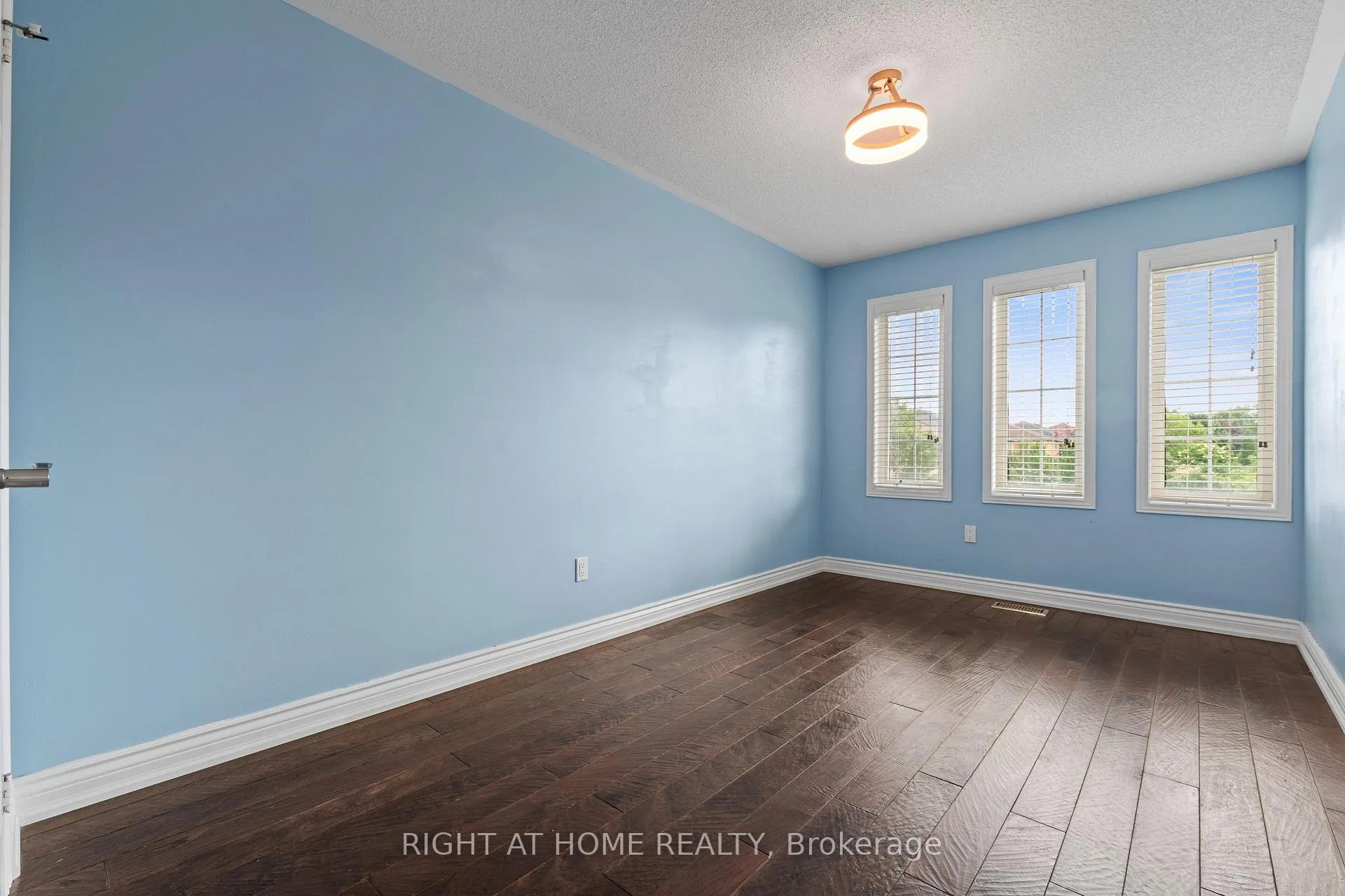 Photo 13 of 1811 Creek Way, Burlington, Uptown — HOMEH
