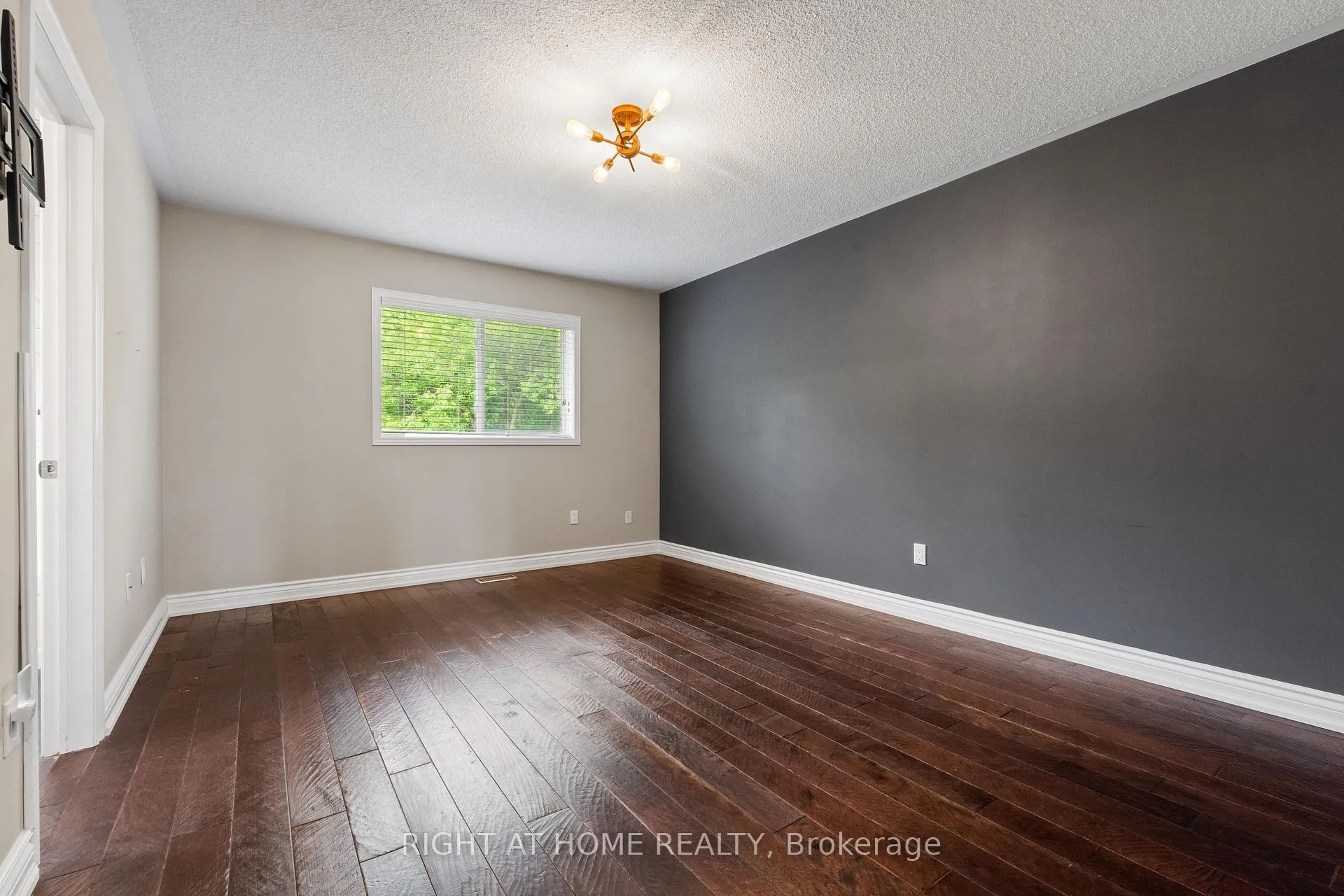 Photo 17 of 1811 Creek Way, Burlington, Uptown — HOMEH