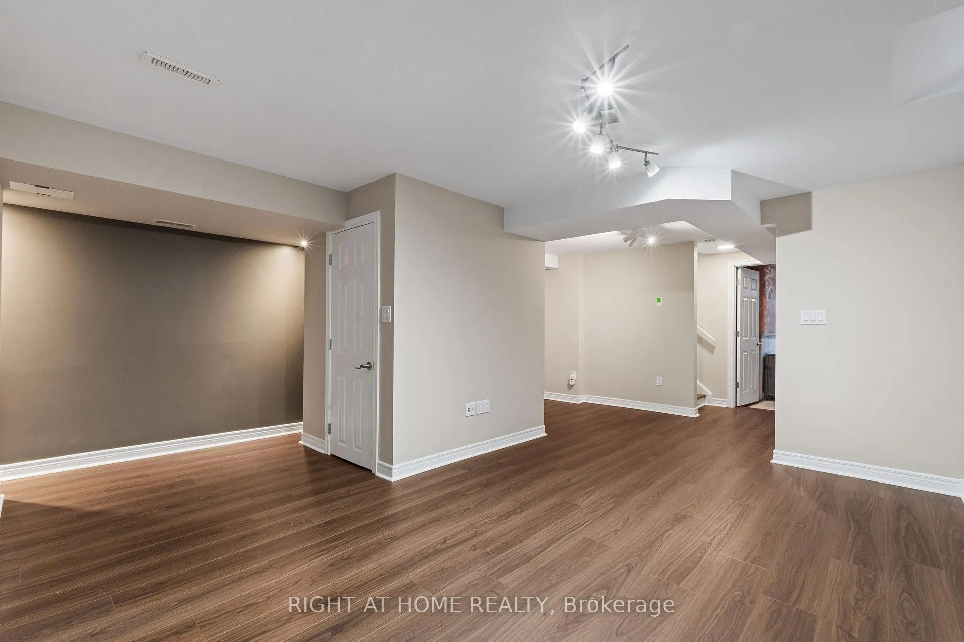 Photo 24 of 1811 Creek Way, Burlington, Uptown — HOMEH